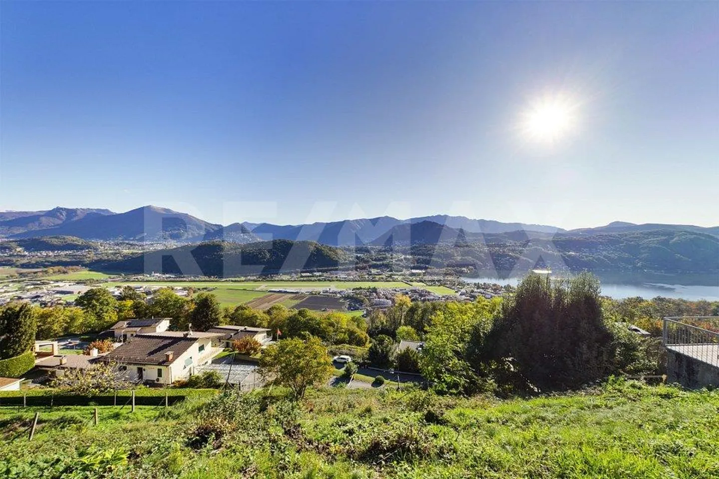 Terreno con progetto edilizio approvato con splendida vista lago e panoramica - Foto 4 di 13