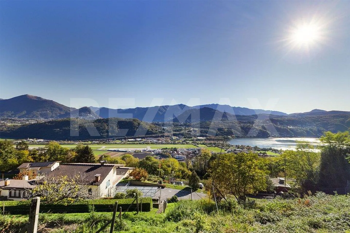 Terreno con progetto edilizio approvato con splendida vista lago e panoramica - Foto 1 di 13