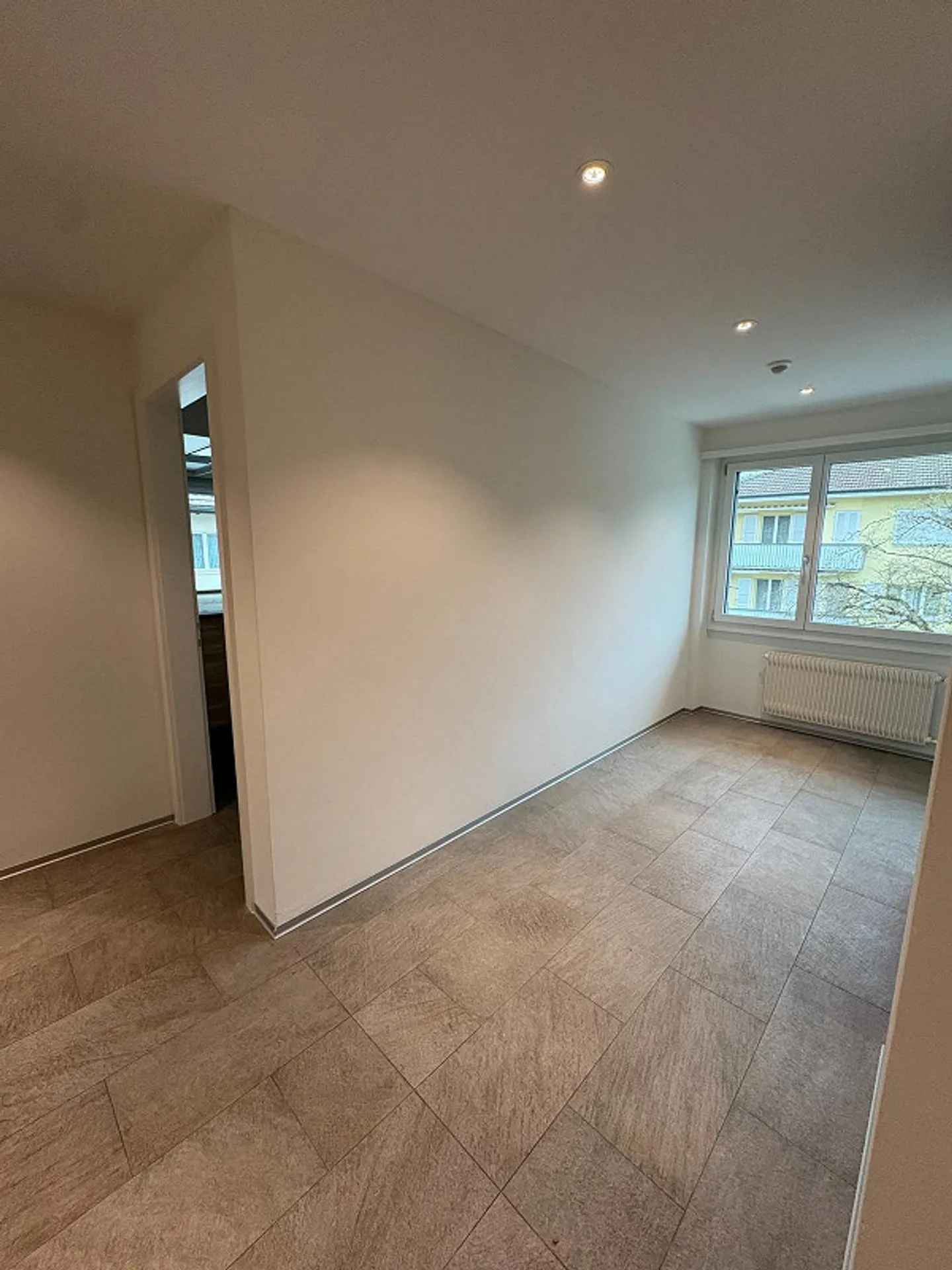 Appartement 5.5 pièces avec beaucoup d'espace et équipements de qualité - Photo 5 sur 12