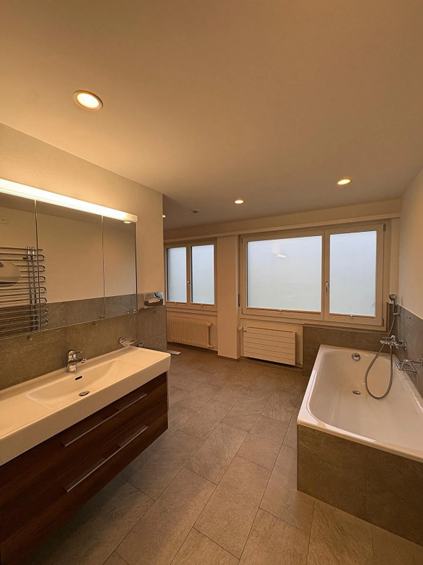 Appartement 5.5 pièces avec beaucoup d'espace et équipements de qualité - Photo 8 sur 12