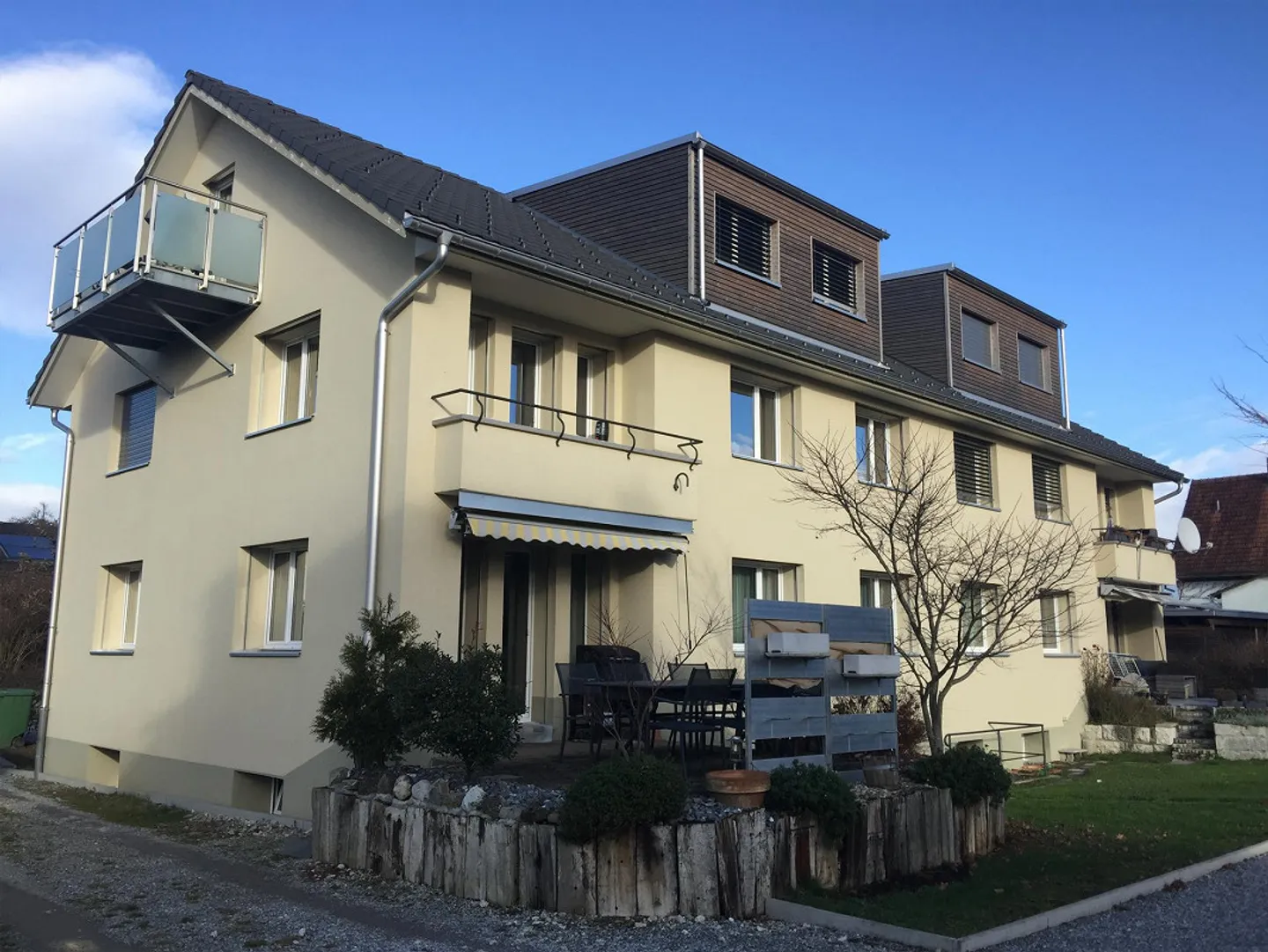4-room apartment with great seating area - Photo 2 of 8