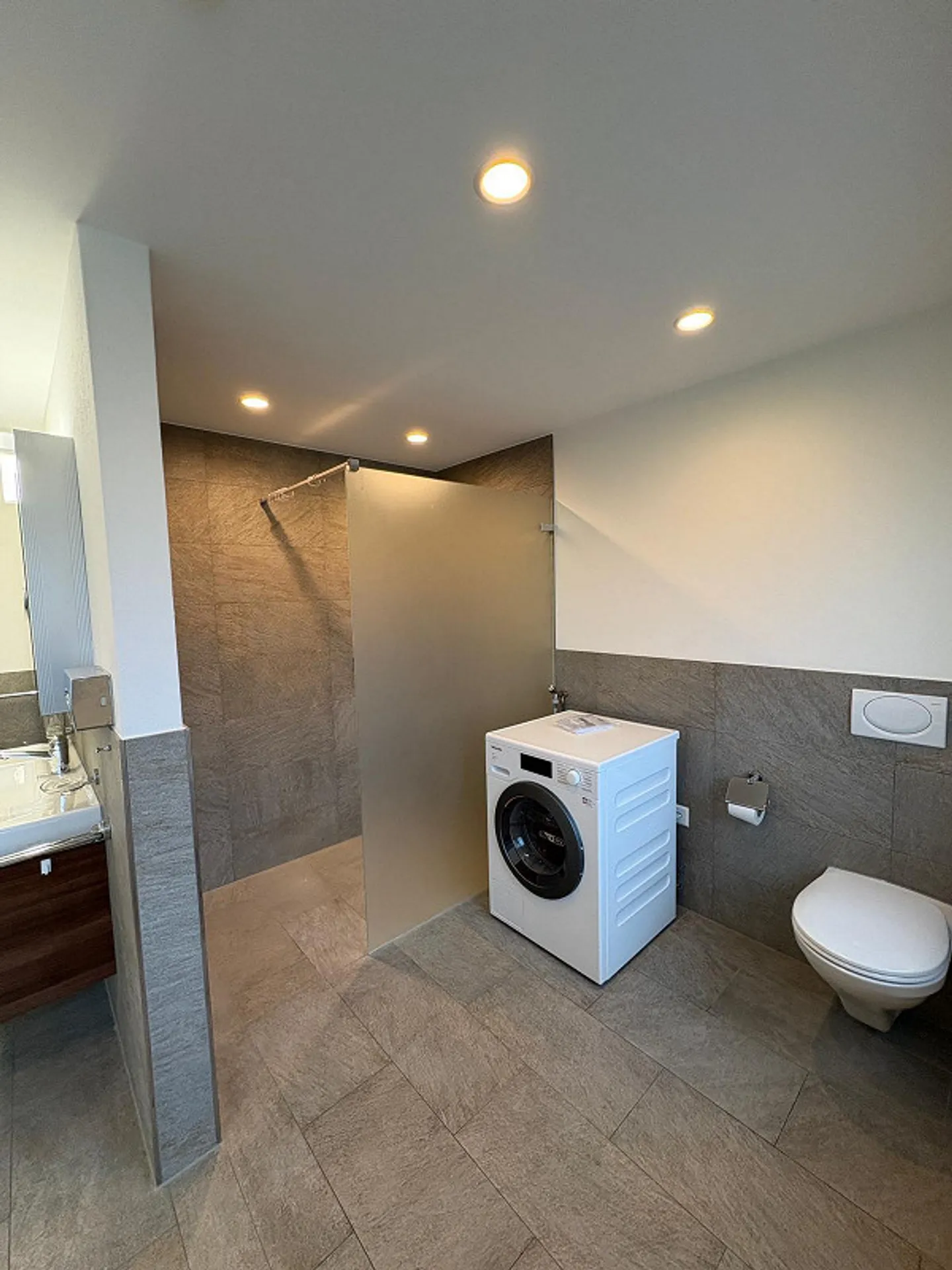 Appartement 5.5 pièces avec beaucoup d'espace et équipements de qualité - Photo 9 sur 12