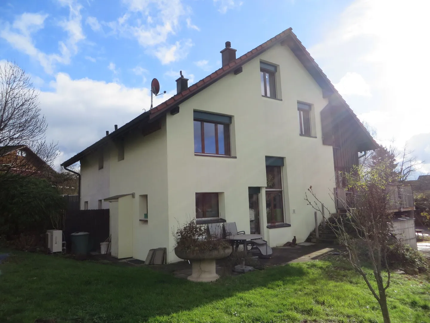 Casa bifamiliare con grande giardino - Foto 1 di 14