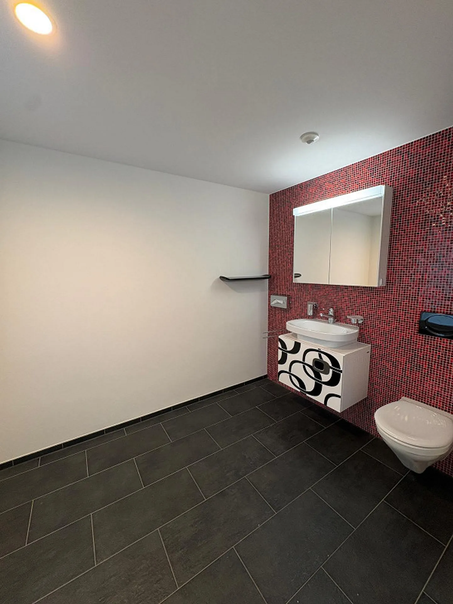 Appartement 5.5 pièces avec beaucoup d'espace et équipements de qualité - Photo 11 sur 12