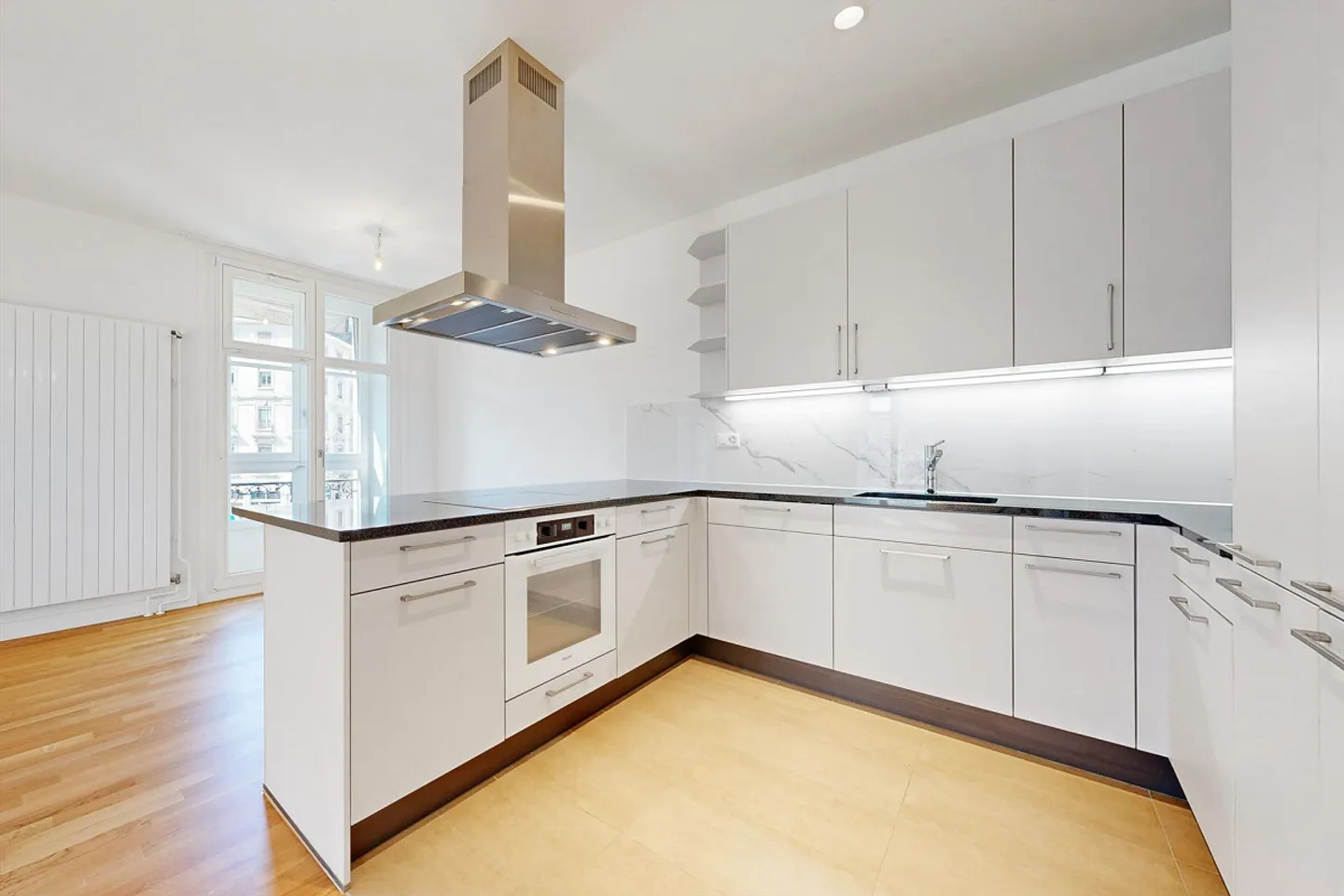 The charm of this magnificent downtown apartment! - Photo 2 of 5