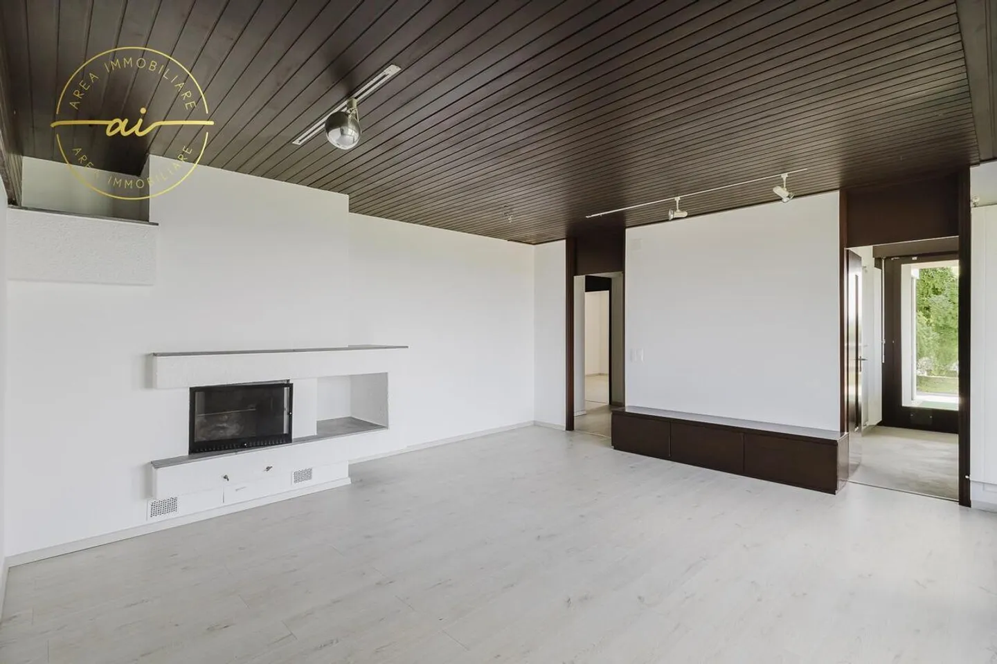 Prestigeträchtige Doppelhaushälfte mit Pool und großen Flächen - Foto 9 von 13