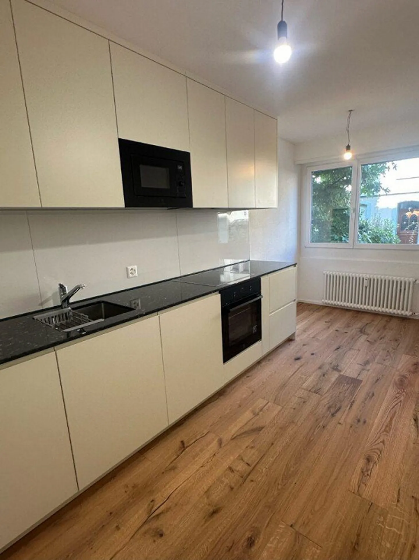 Stylish living in the heart of Basel – Completely renovated 3-room apartment - Photo 1 of 8