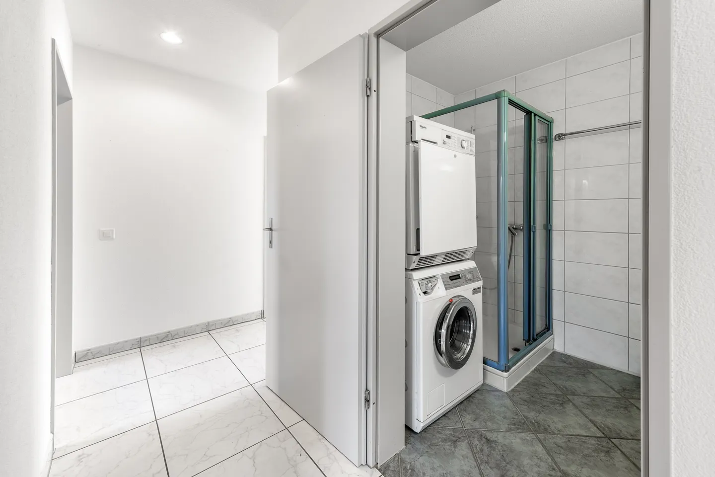 Ampio appartamento giardino di 4,5 stanze con stanza hobby - Foto 3 di 10