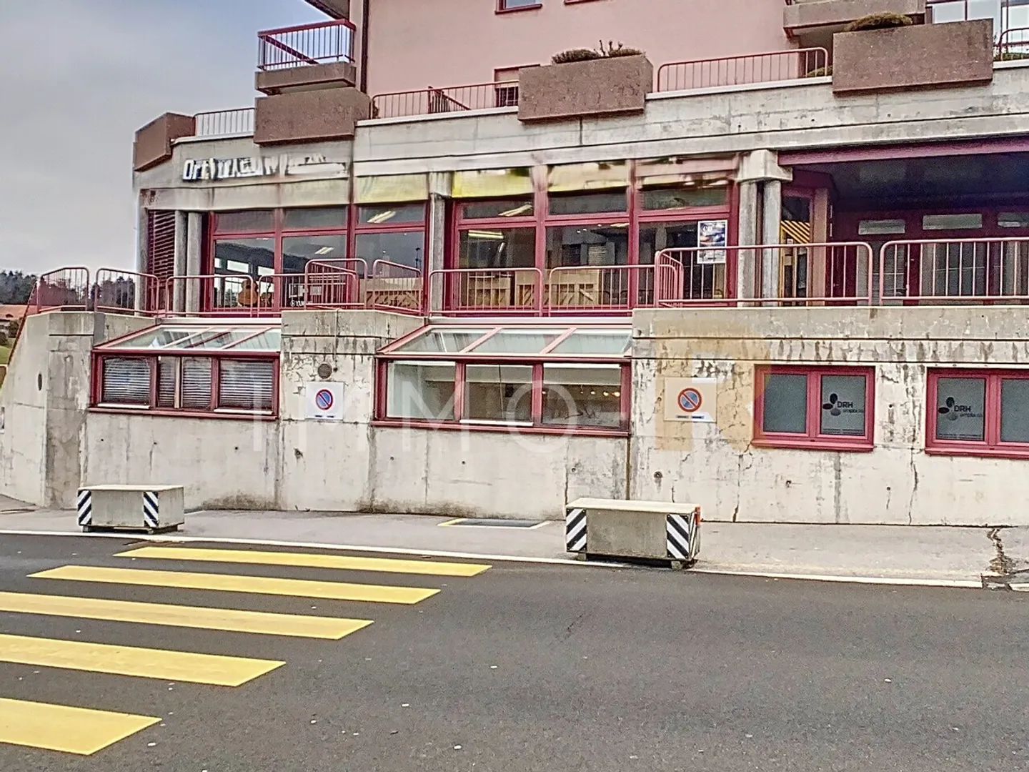 Commercial property with display windows, fully located in the center of Châtel-St-Denis - Photo 1 of 3