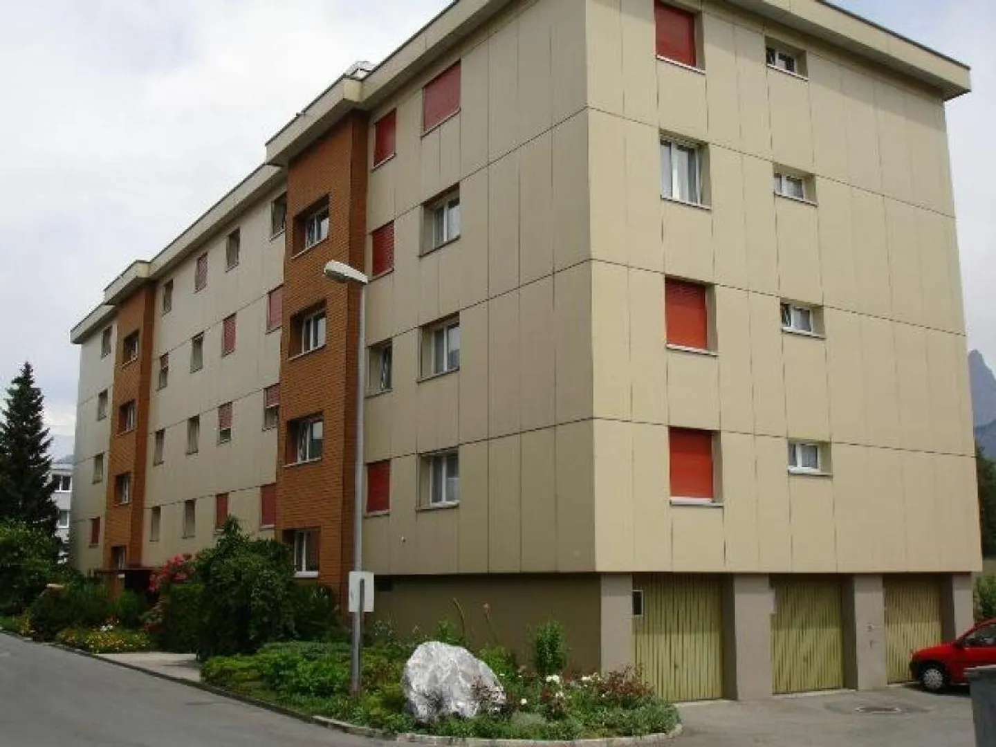 Appartement de toit pratique de 3,5 pièces près de la gare de Sargans - Photo 1 sur 7