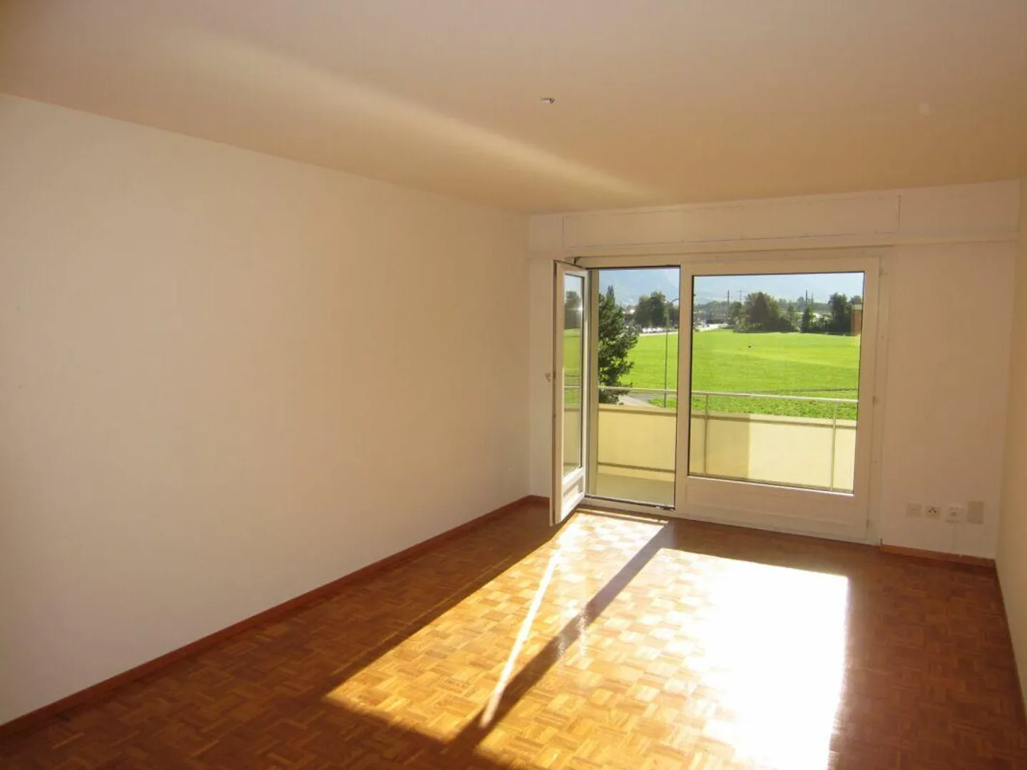 Appartement de toit pratique de 3,5 pièces près de la gare de Sargans - Photo 3 sur 7