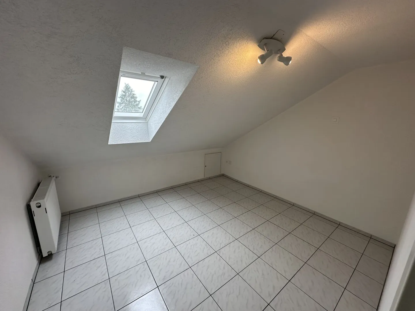 Appartamento mansardato di 2,5 stanze con balcone - Foto 5 di 9