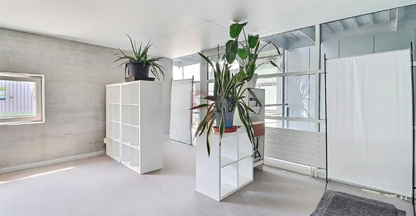 Commercial space for rent - Photo 2 of 11