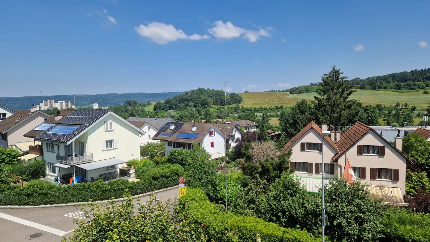 Appartamento mansardato di 3,5 locali con camino e balcone/loggia a Giebenach - Disponibile subito! - Foto 2 di 8