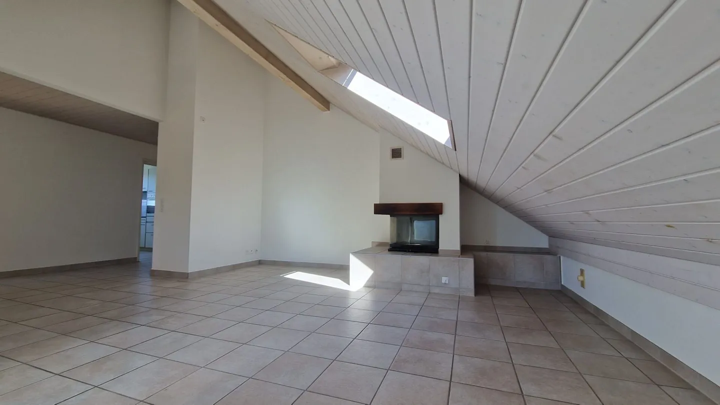 Appartamento mansardato di 3,5 locali con camino e balcone/loggia a Giebenach - Disponibile subito! - Foto 3 di 8