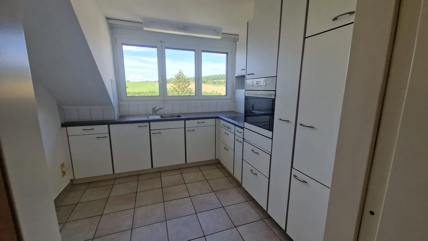 Appartamento mansardato di 3,5 locali con camino e balcone/loggia a Giebenach - Disponibile subito! - Foto 4 di 8