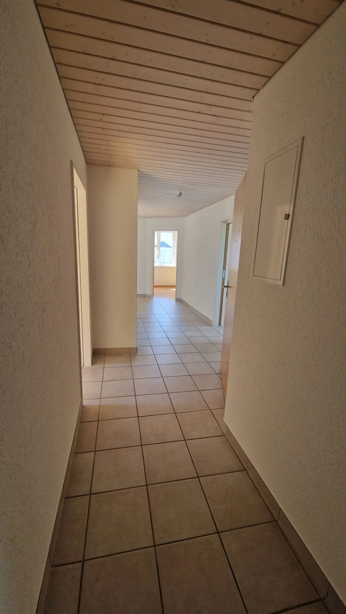Appartamento mansardato di 3,5 locali con camino e balcone/loggia a Giebenach - Disponibile subito! - Foto 5 di 8