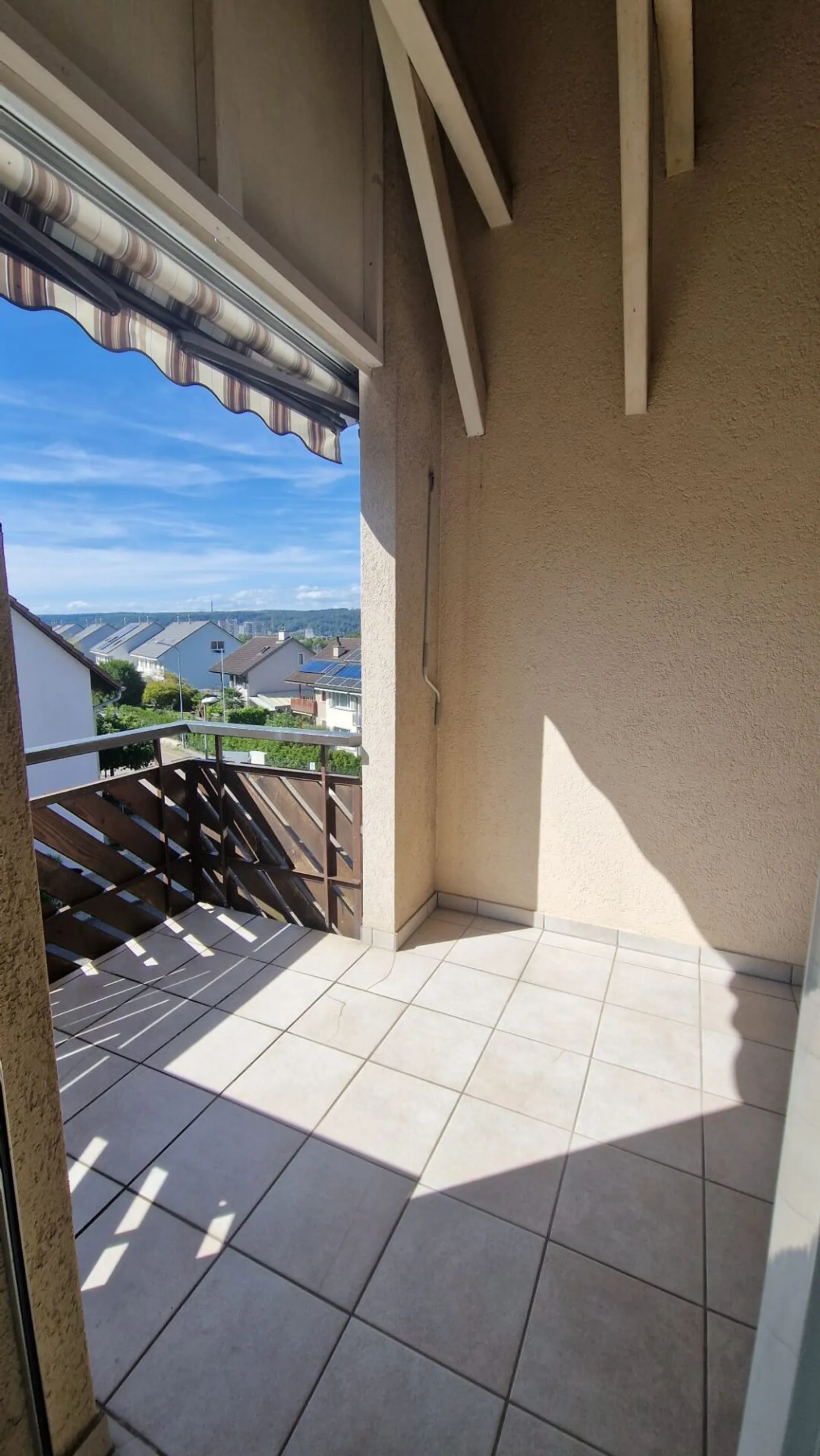 Appartamento mansardato di 3,5 locali con camino e balcone/loggia a Giebenach - Disponibile subito! - Foto 6 di 8