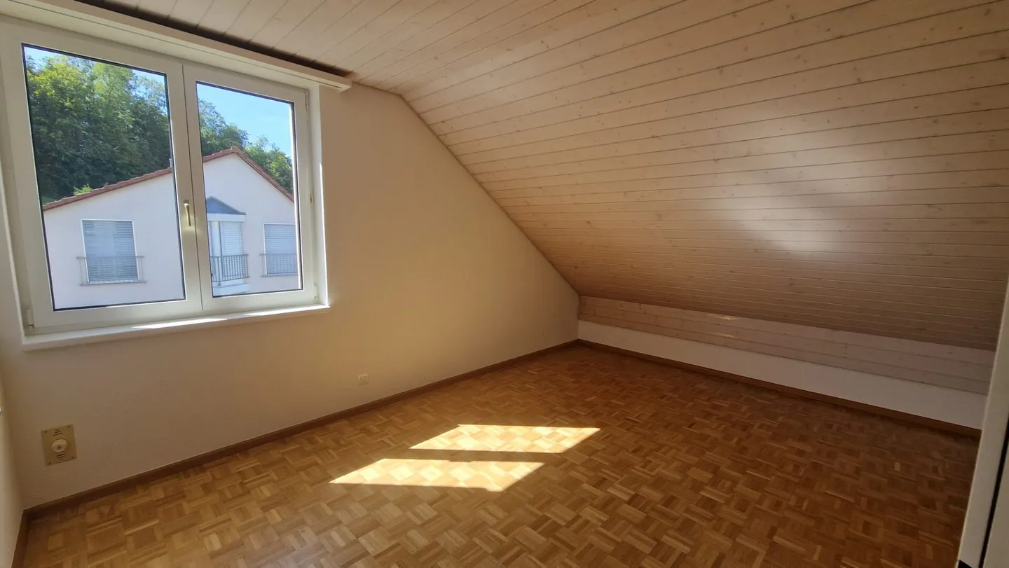 Appartamento mansardato di 3,5 locali con camino e balcone/loggia a Giebenach - Disponibile subito! - Foto 7 di 8