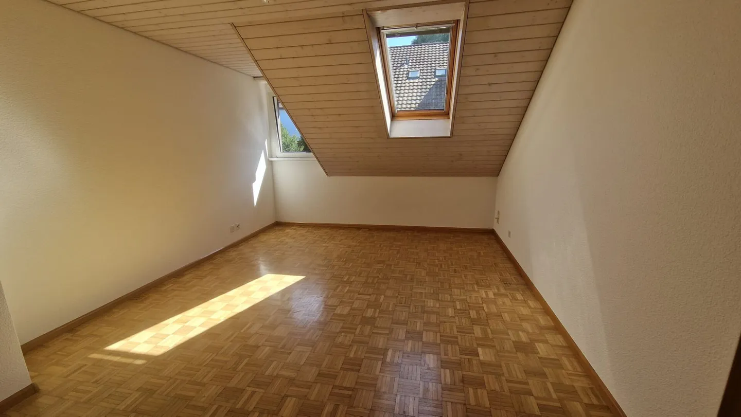 Appartamento mansardato di 3,5 locali con camino e balcone/loggia a Giebenach - Disponibile subito! - Foto 8 di 8