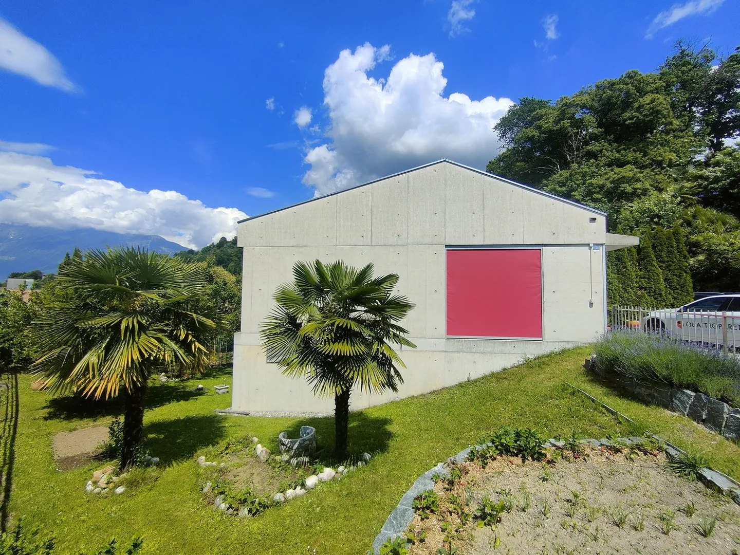 Stunning Villa with Garden - Photo 4 of 24