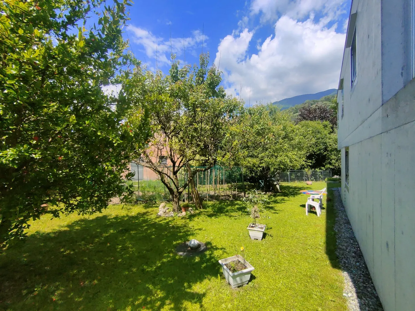 Stunning Villa with Garden - Photo 16 of 24
