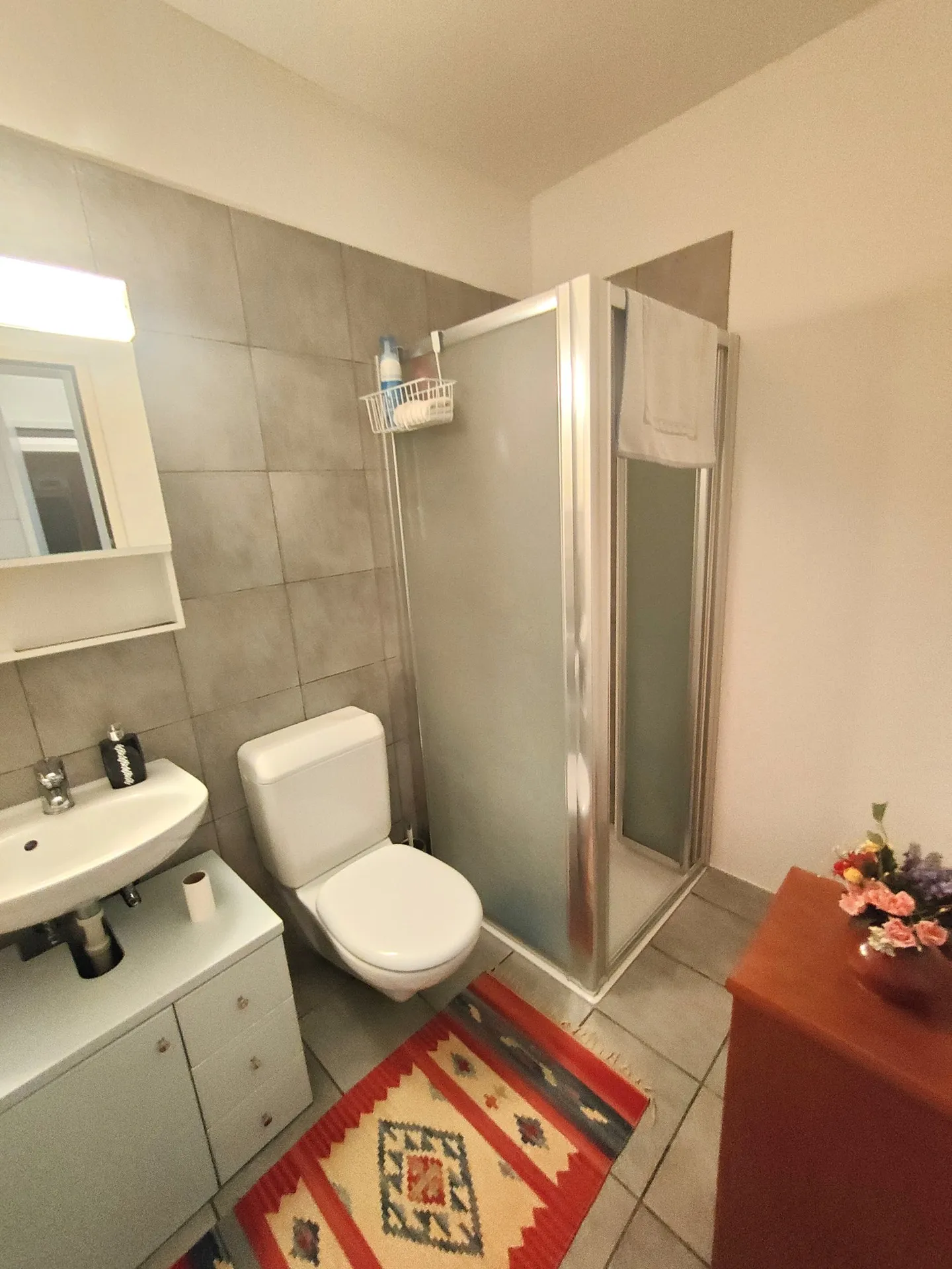 Stunning Villa with Garden - Photo 21 of 24
