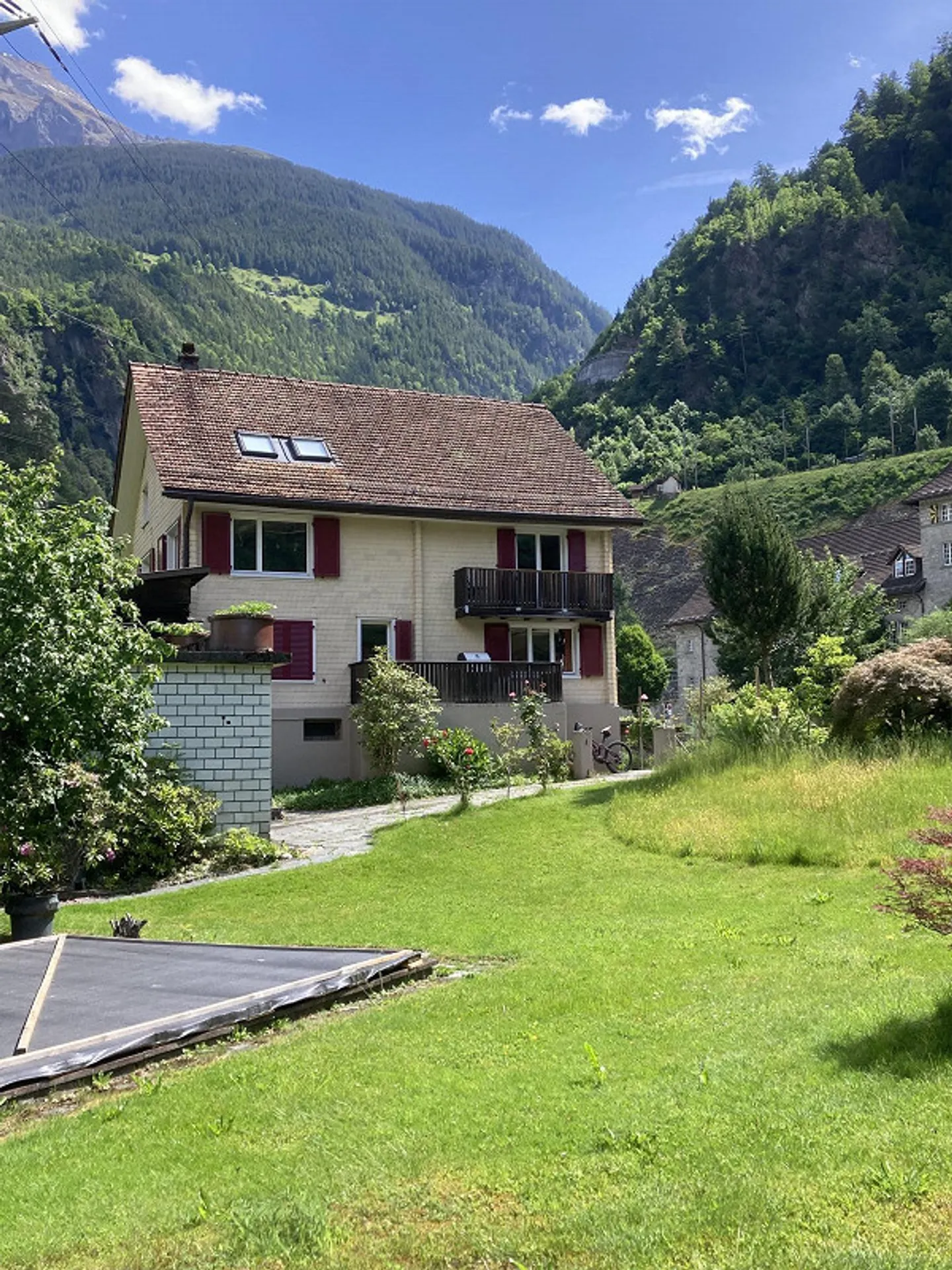 Affascinante casa bifamiliare con vista sulle montagne ad Amsteg in vendita - Foto 1 di 11