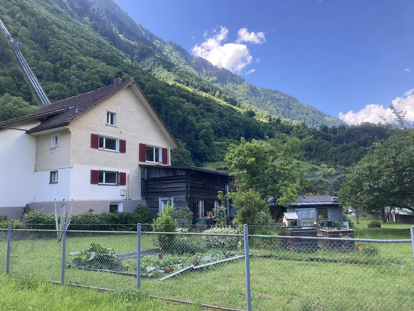 Affascinante casa bifamiliare con vista sulle montagne ad Amsteg in vendita - Foto 5 di 11