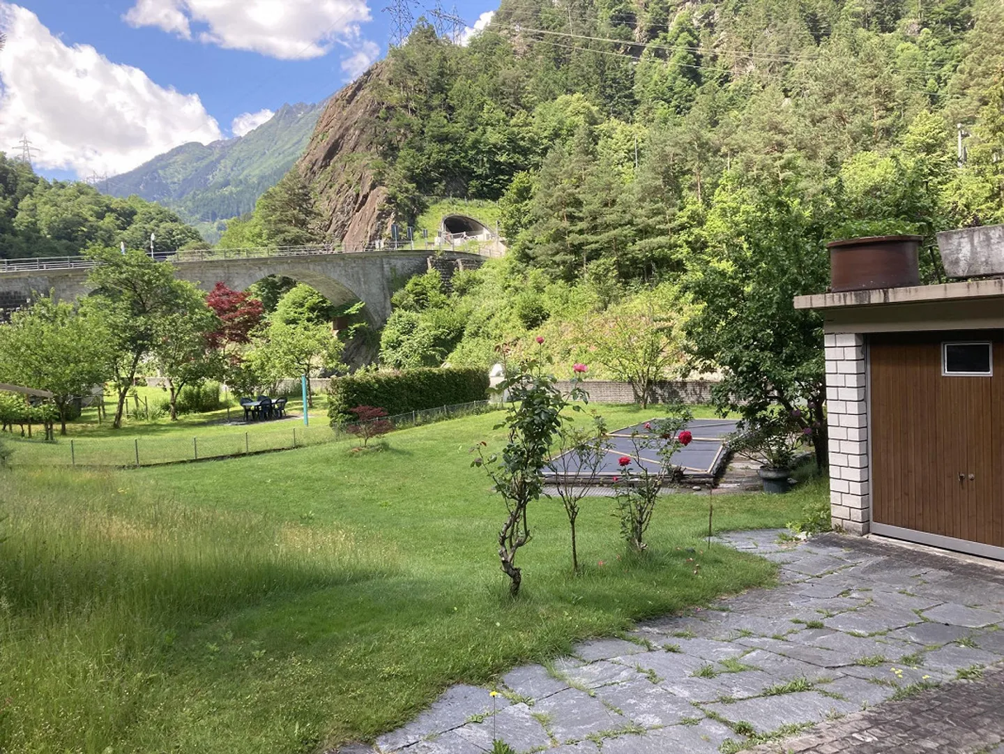 Affascinante casa bifamiliare con vista sulle montagne ad Amsteg in vendita - Foto 4 di 11