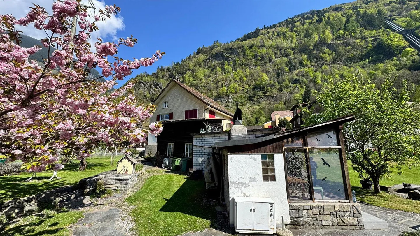 Affascinante casa bifamiliare con vista sulle montagne ad Amsteg in vendita - Foto 11 di 11