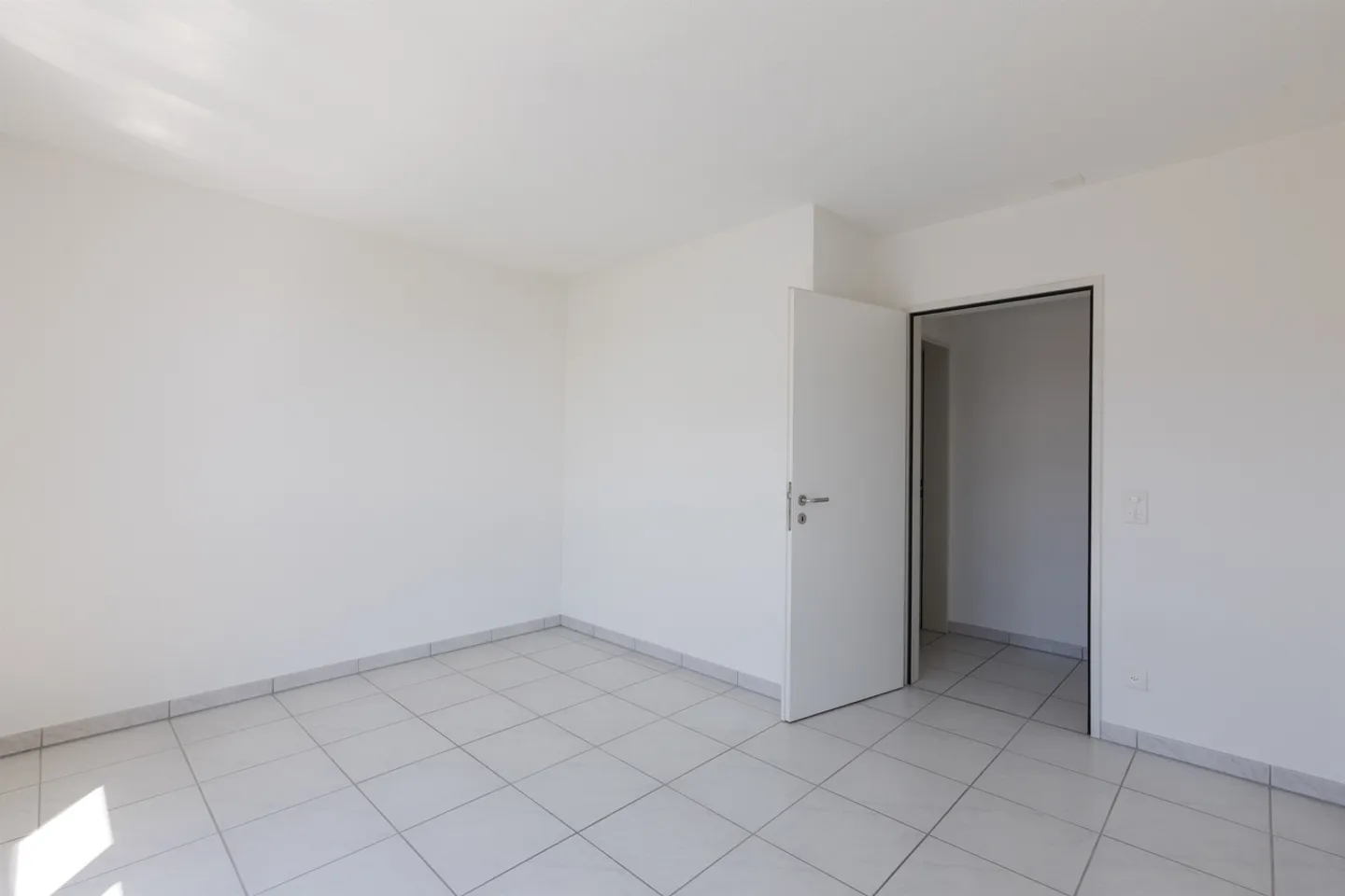 Appartement lumineux dans une zone desservie - Photo 4 sur 6