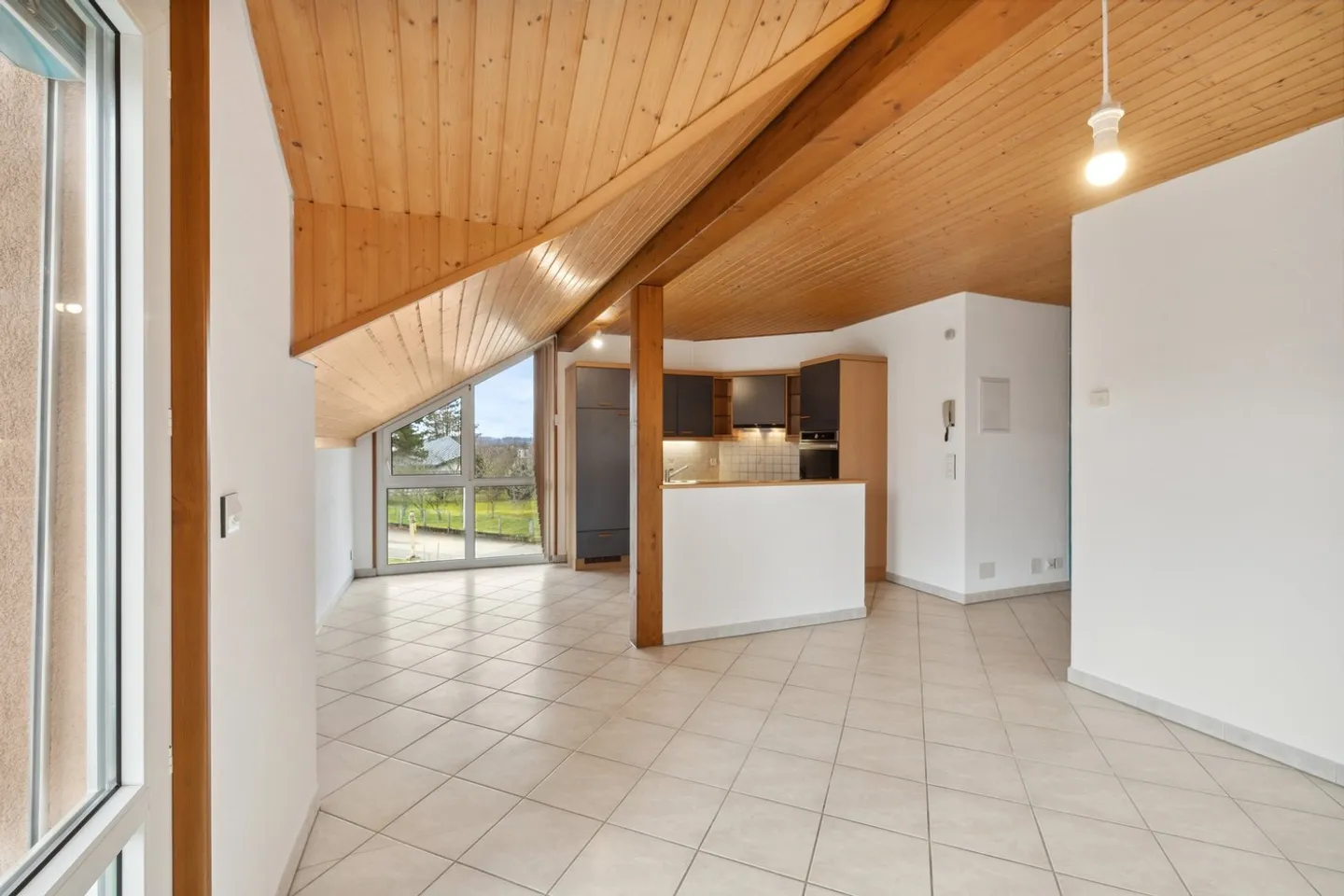 Offre spéciale : les 3 premiers loyers nets sont gratuits ! Appartement mansardé de 3.5 pièces en très bel état ! - Photo 6 sur 10