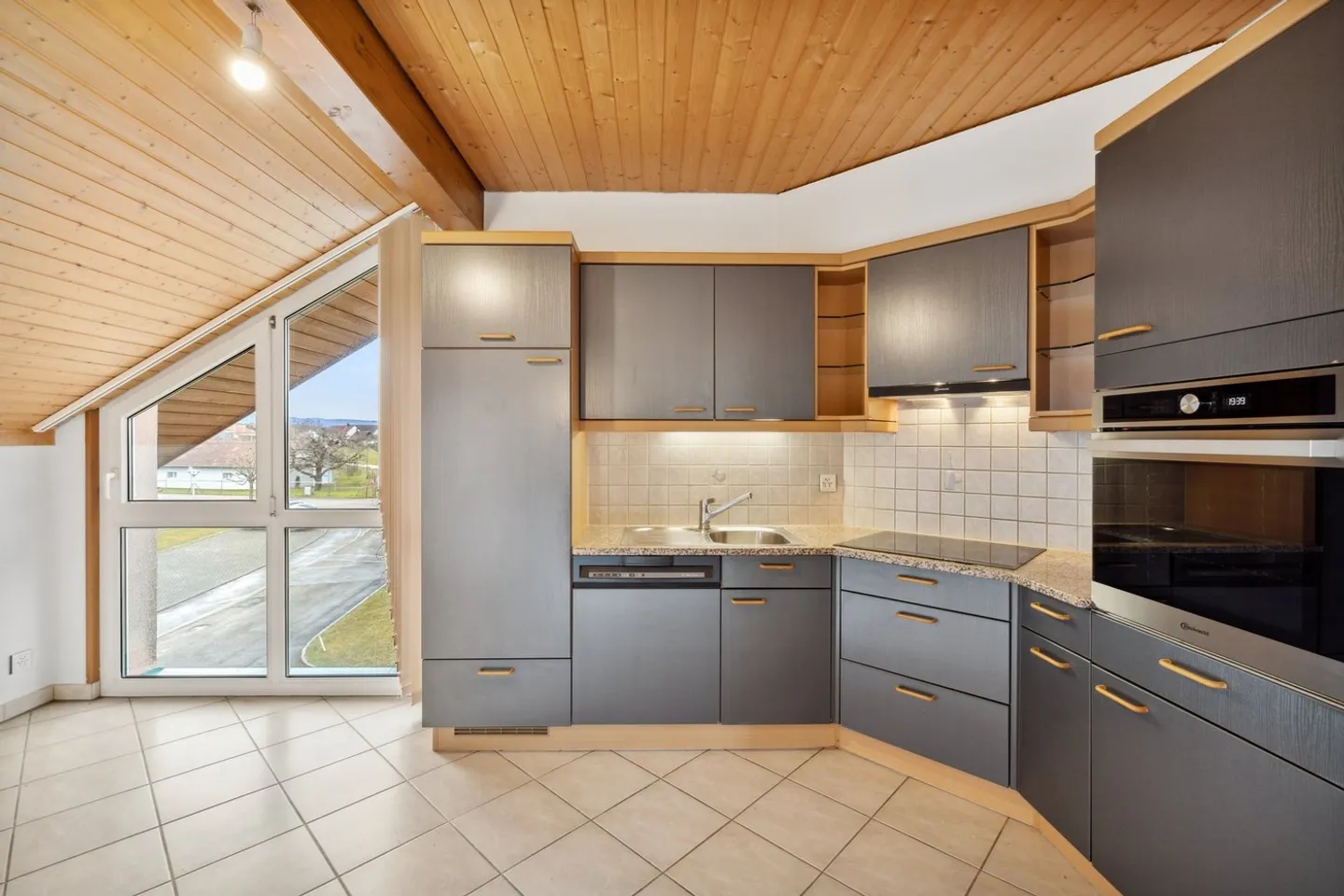 Offre spéciale : les 3 premiers loyers nets sont gratuits ! Appartement mansardé de 3.5 pièces en très bel état ! - Photo 4 sur 10