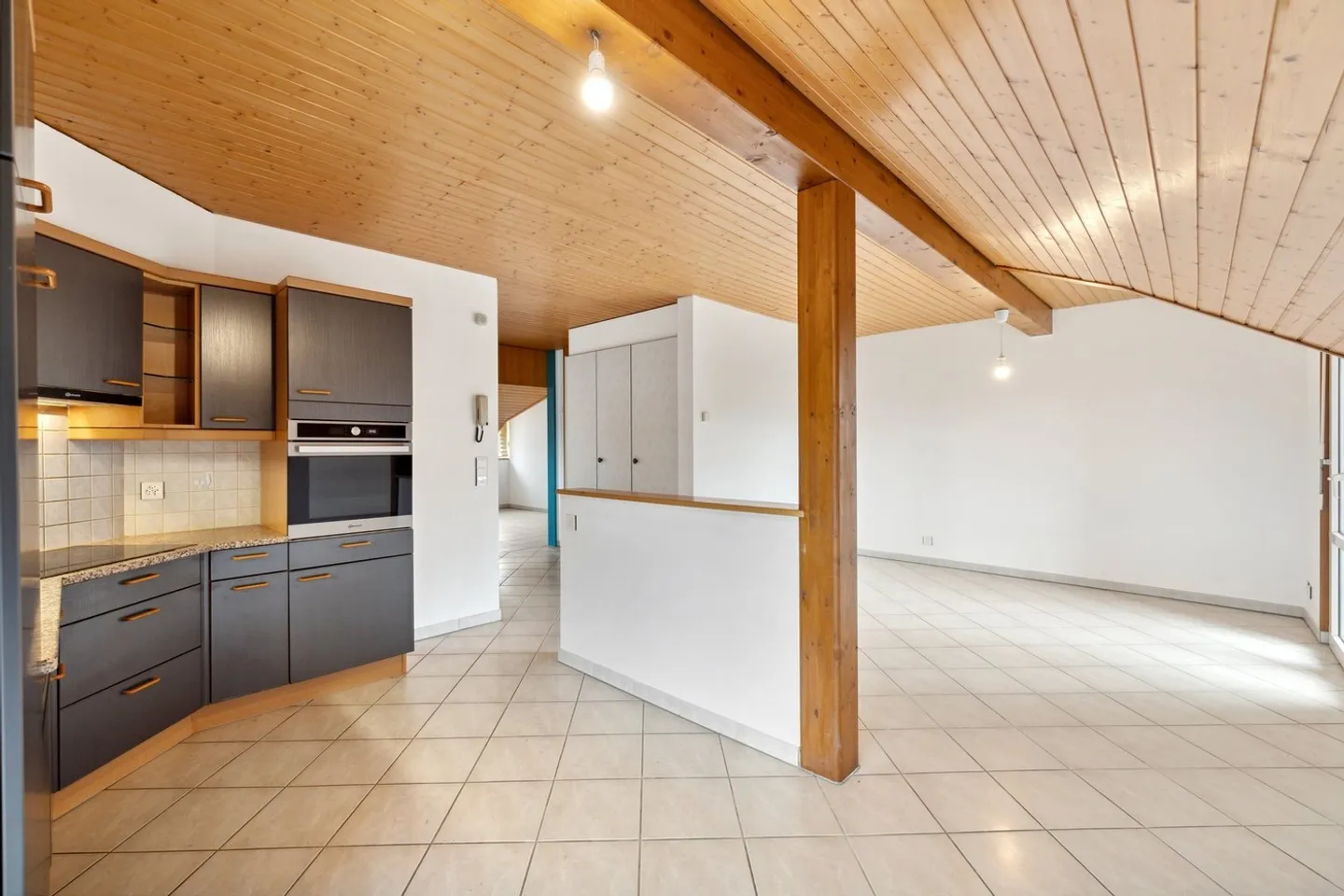 Offre spéciale : les 3 premiers loyers nets sont gratuits ! Appartement mansardé de 3.5 pièces en très bel état ! - Photo 5 sur 10