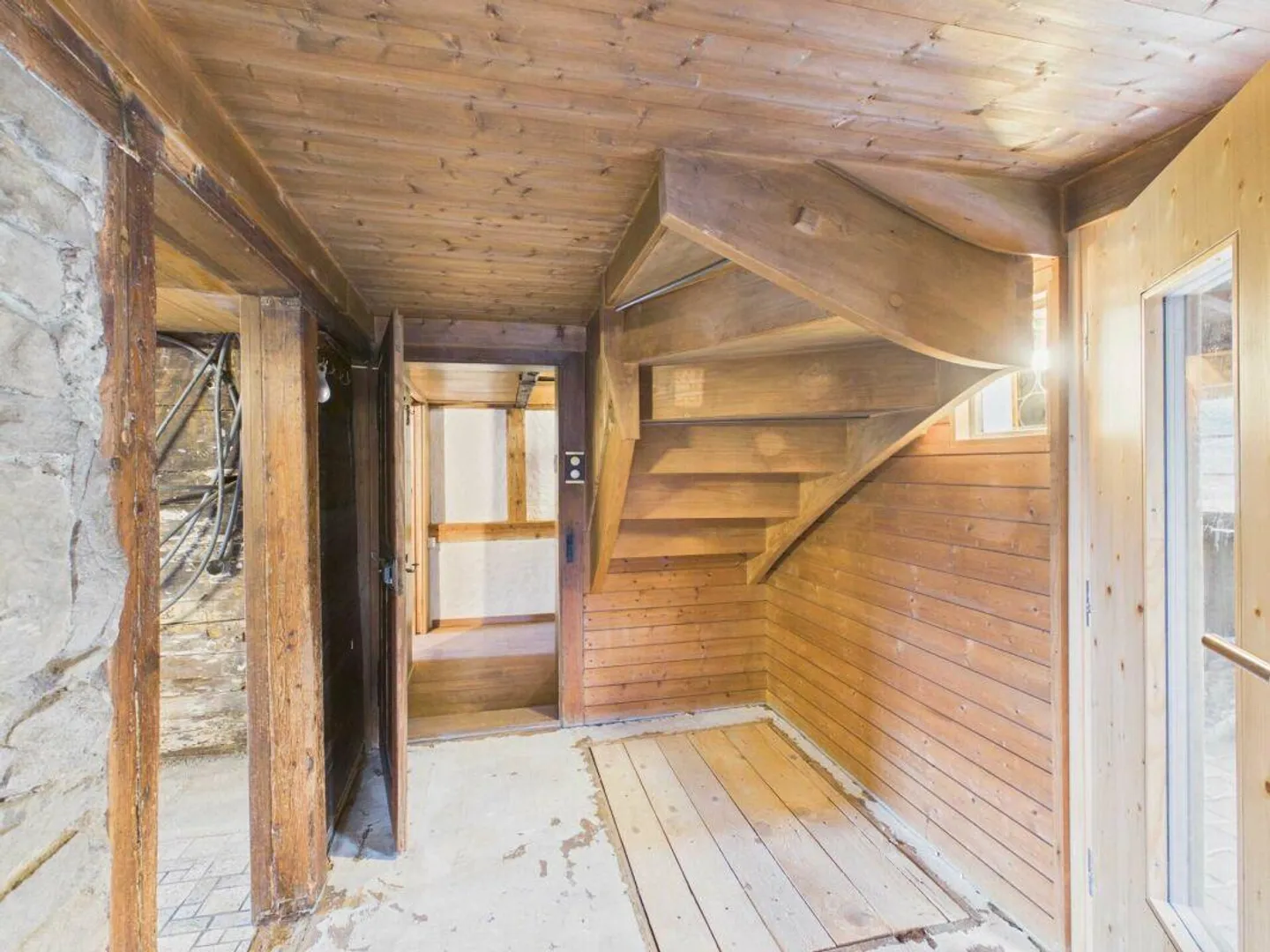 Maison Toggenburg de 4 pièces à rénover avec salle polyvalente et deux parcelles de prairie séparées - Photo 7 sur 12