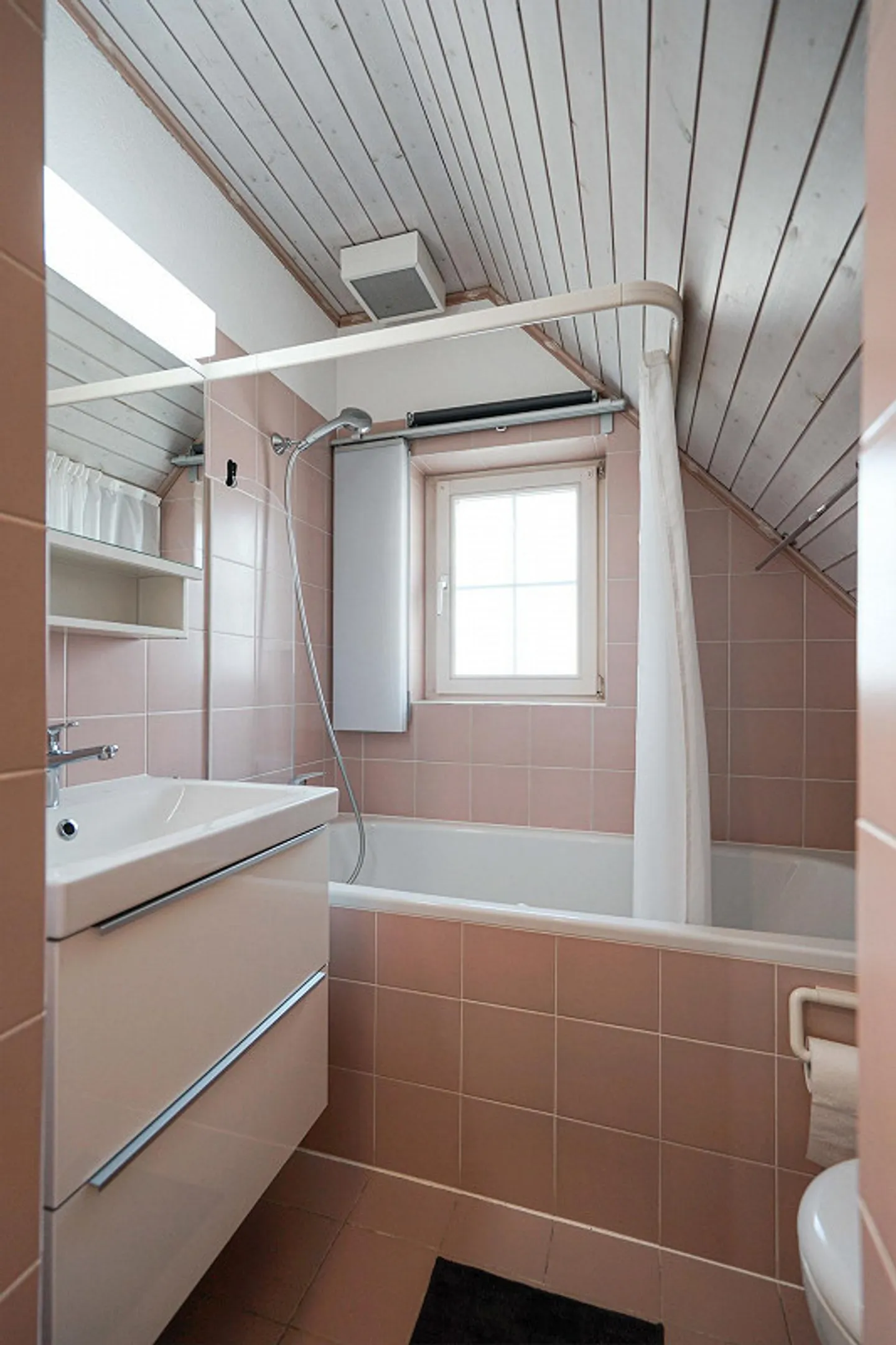 Attic apartment with many extras in a quiet location for rent - Photo 11 of 18