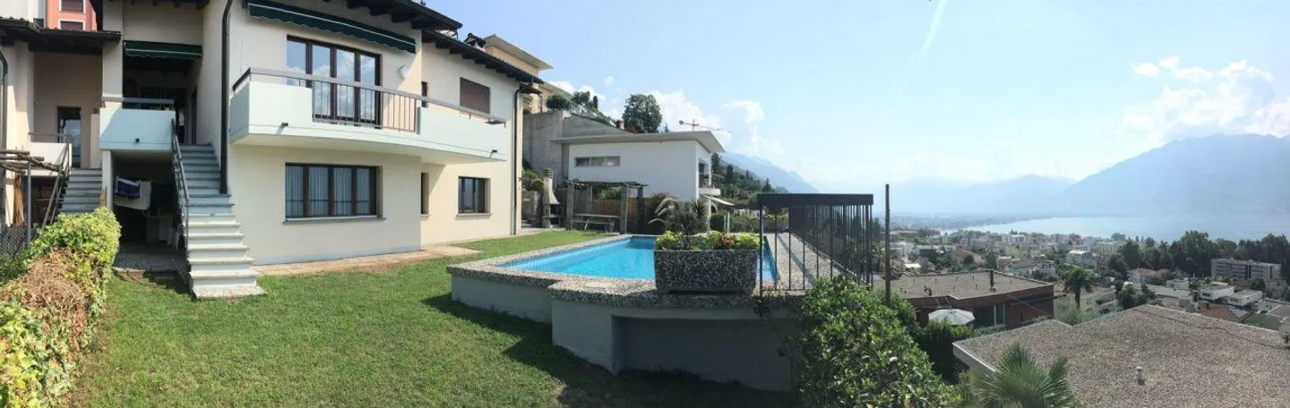 Bella casa a schiera con 8,5 stanze, piscina e vista mozzafiato - Foto 3 di 15