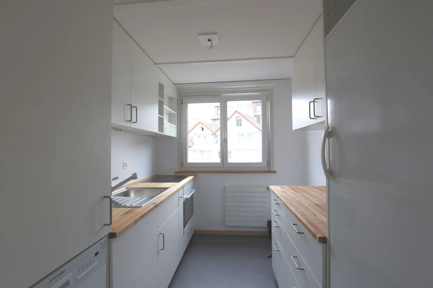 Renovated apartment with balcony - Photo 4 of 8