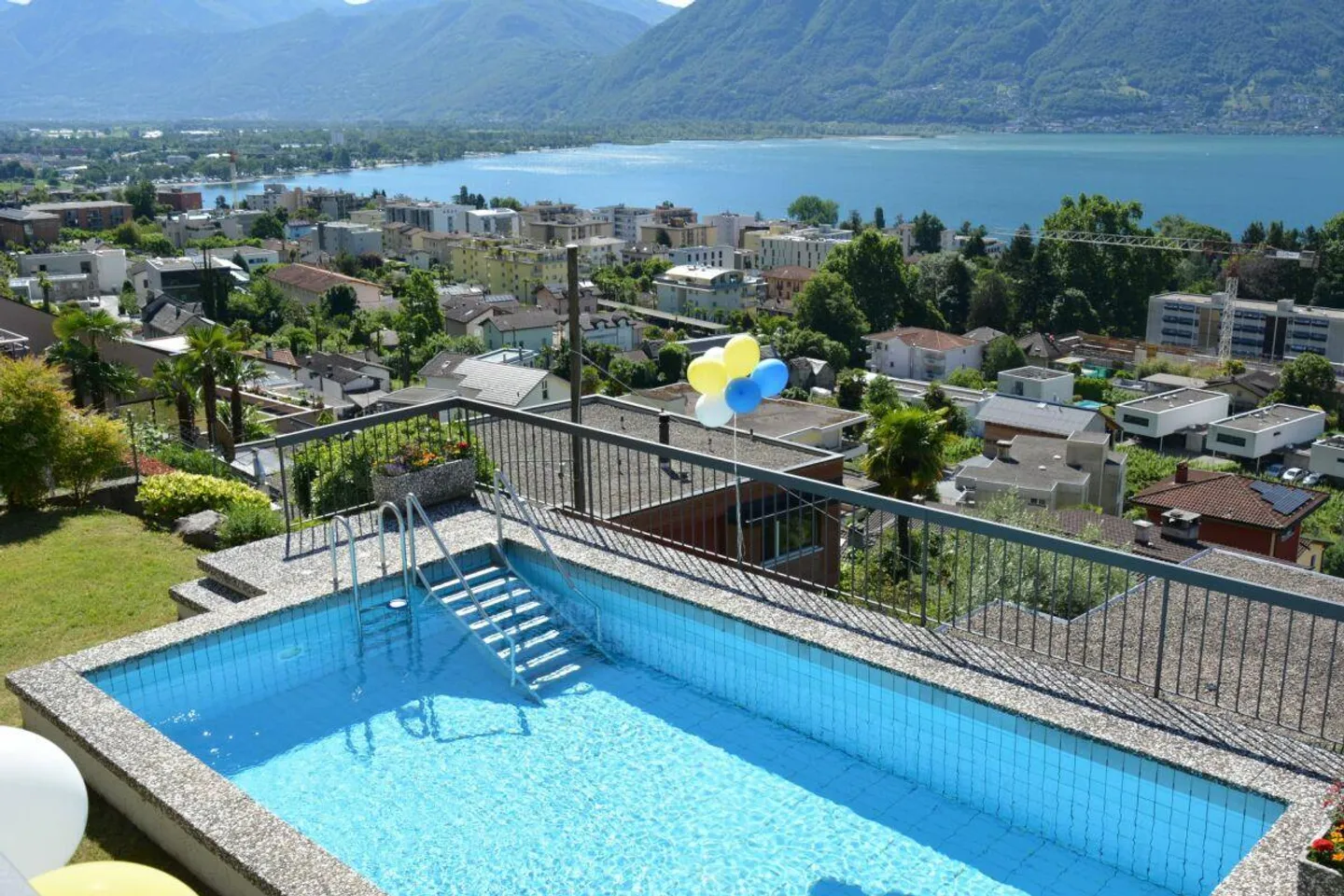 Bella casa a schiera con 8,5 stanze, piscina e vista mozzafiato - Foto 5 di 15