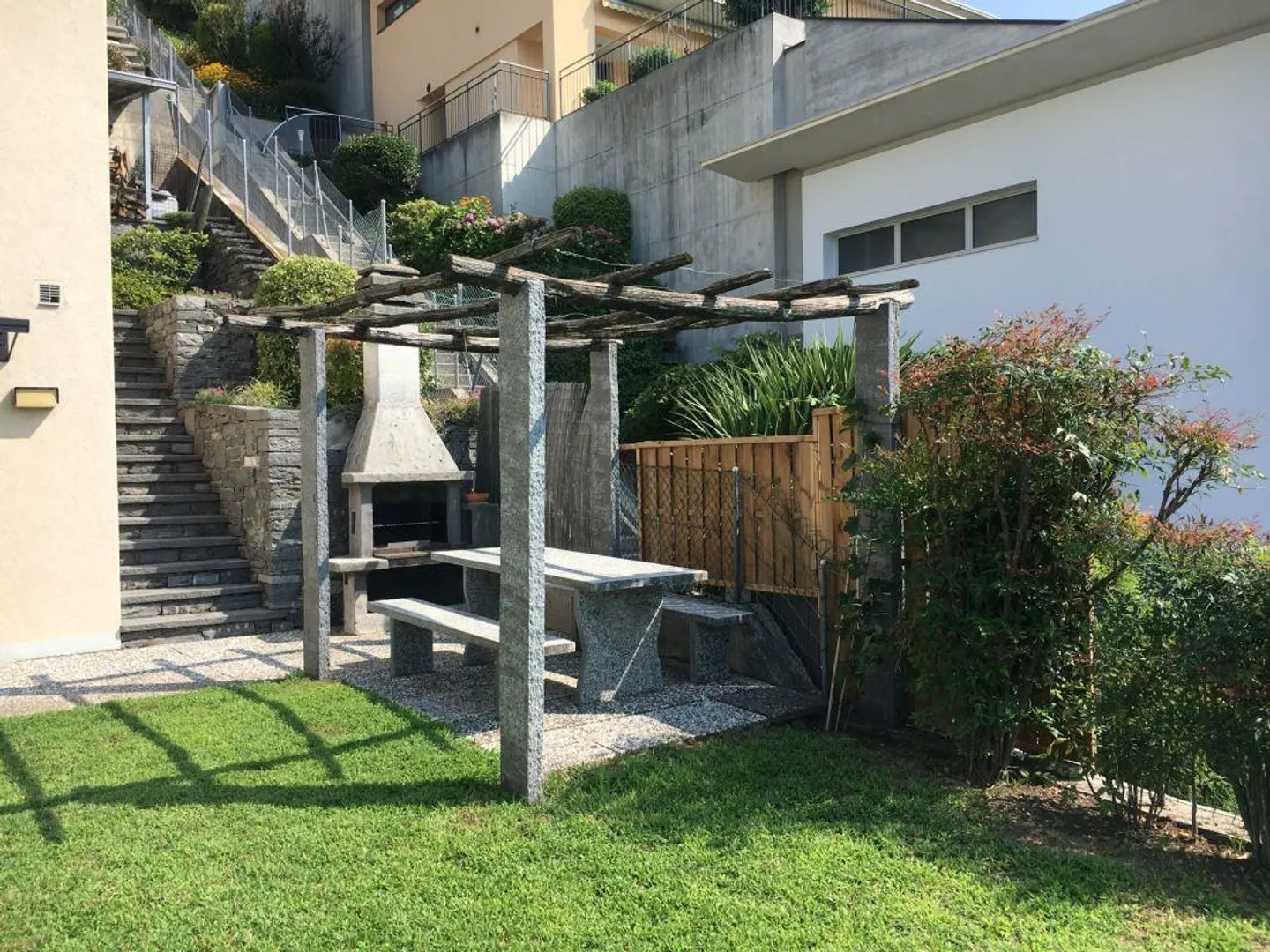 Bella casa a schiera con 8,5 stanze, piscina e vista mozzafiato - Foto 13 di 15