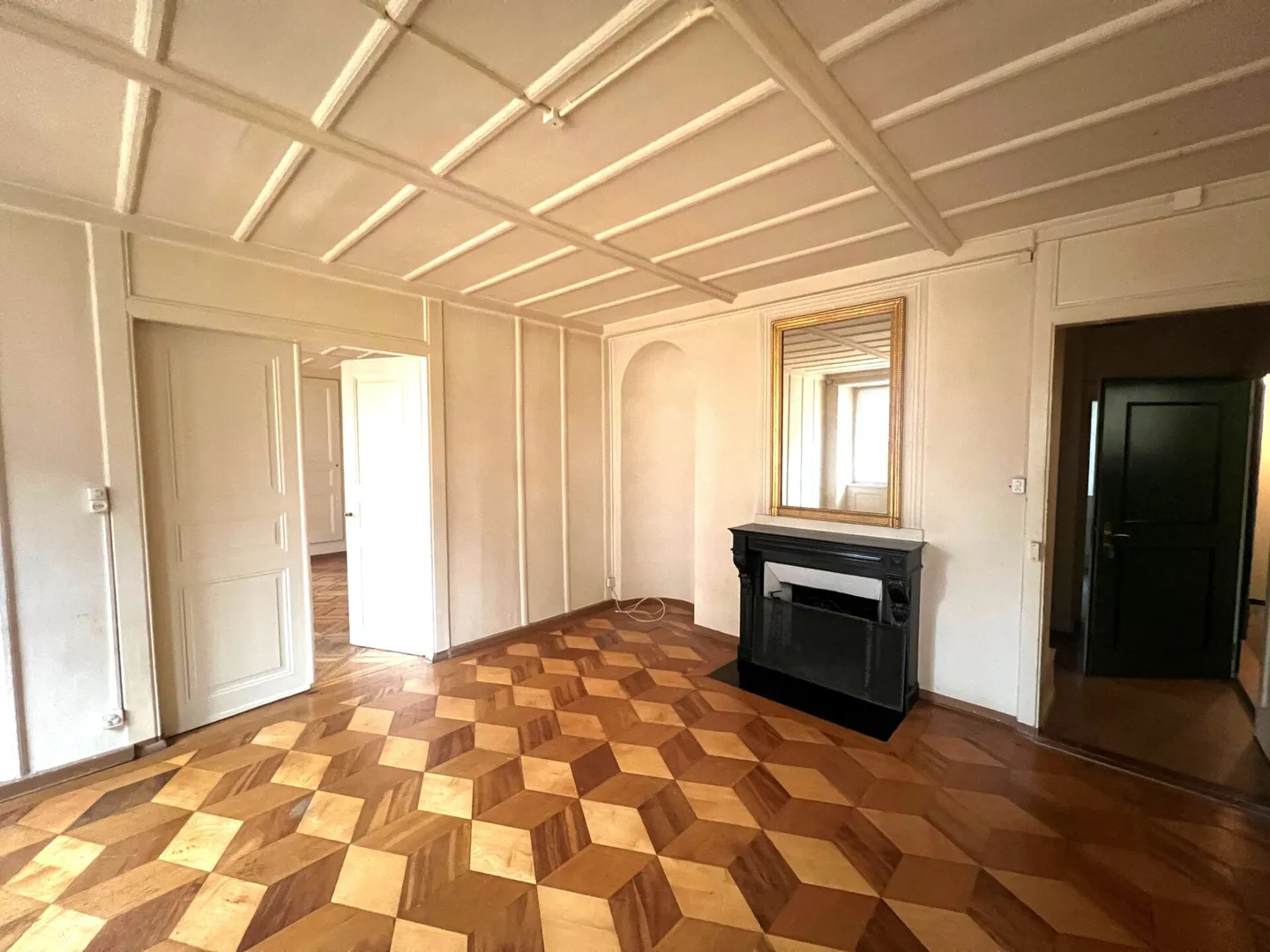 Appartement avec 5 pièces au 2ème étage - Photo 2 sur 7