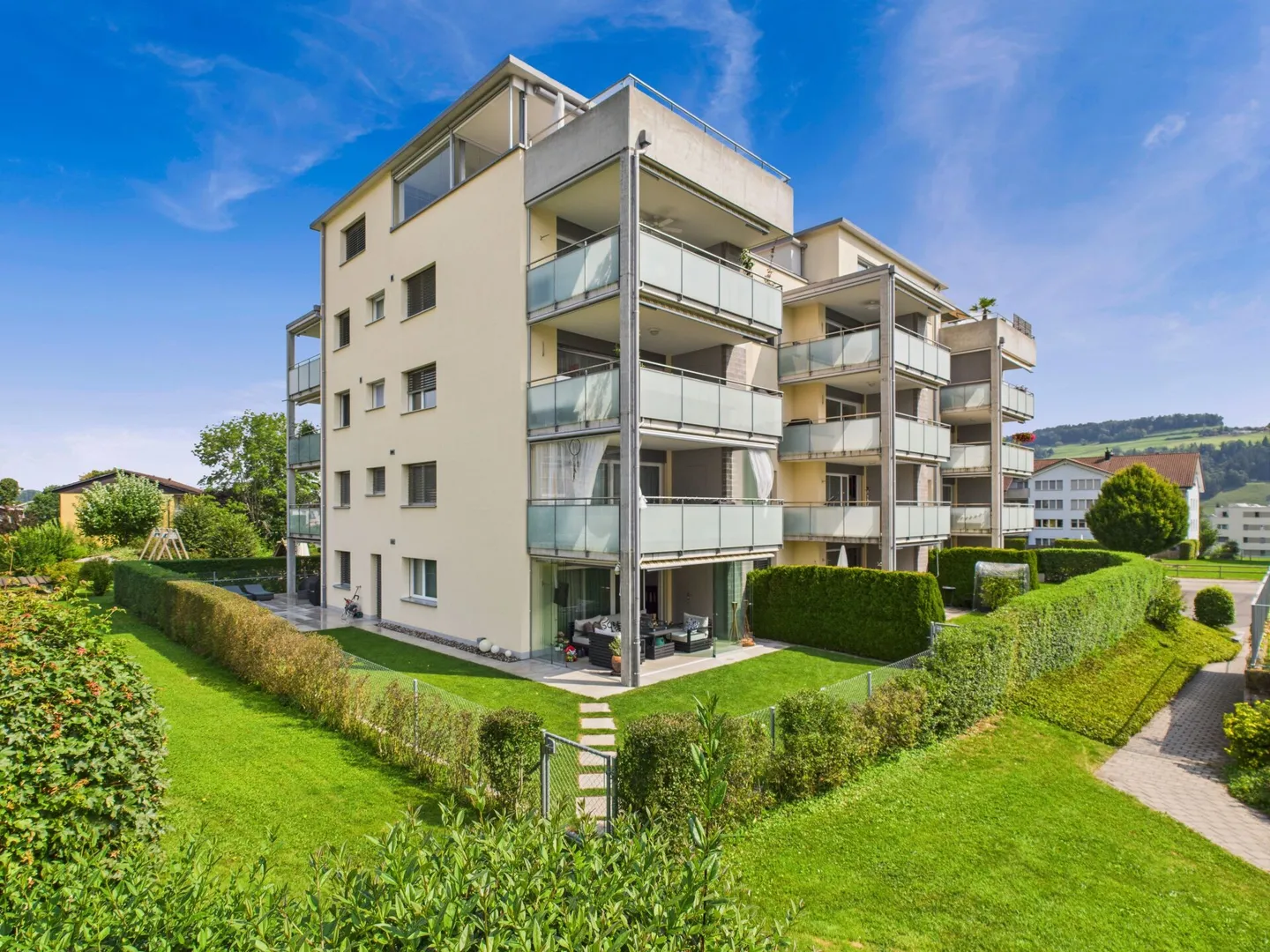 HAUT NIVEAU DE CONSTRUCTION AVEC GRAND ESPACE DE SEJOUR DANS LE JARDIN ! - Photo 1 sur 9