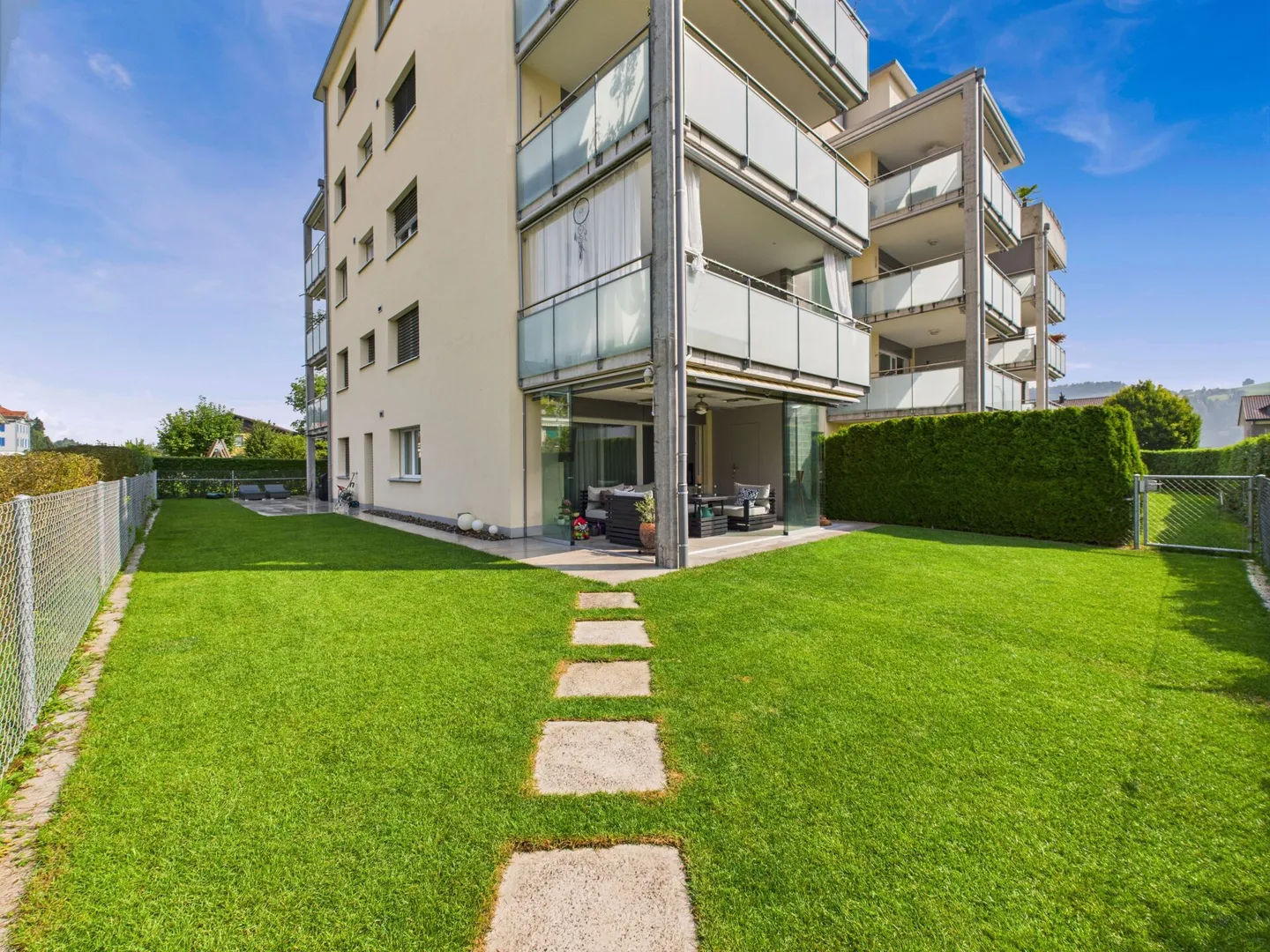 HAUT NIVEAU DE CONSTRUCTION AVEC GRAND ESPACE DE SEJOUR DANS LE JARDIN ! - Photo 2 sur 9