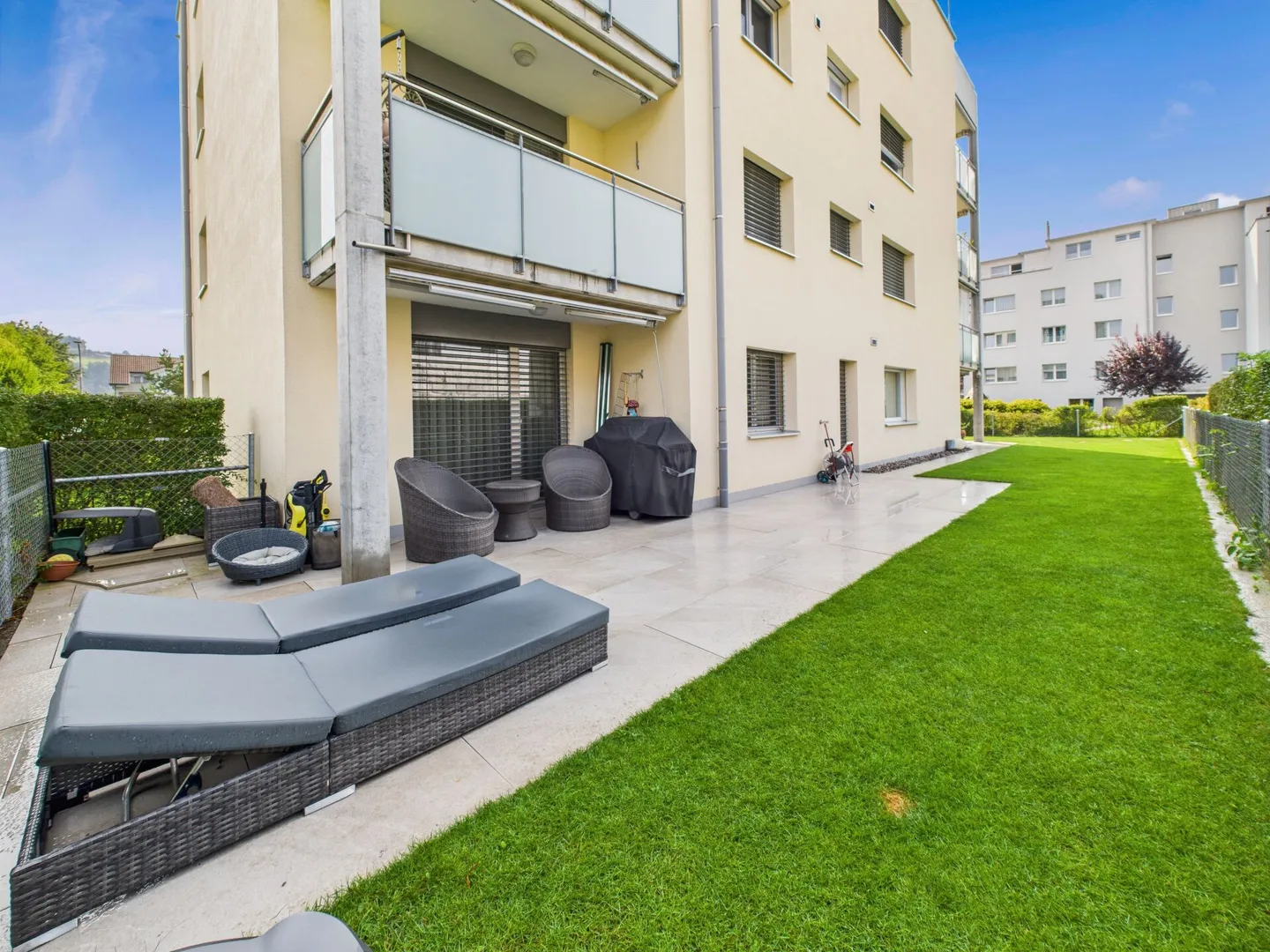 HAUT NIVEAU DE CONSTRUCTION AVEC GRAND ESPACE DE SEJOUR DANS LE JARDIN ! - Photo 3 sur 9