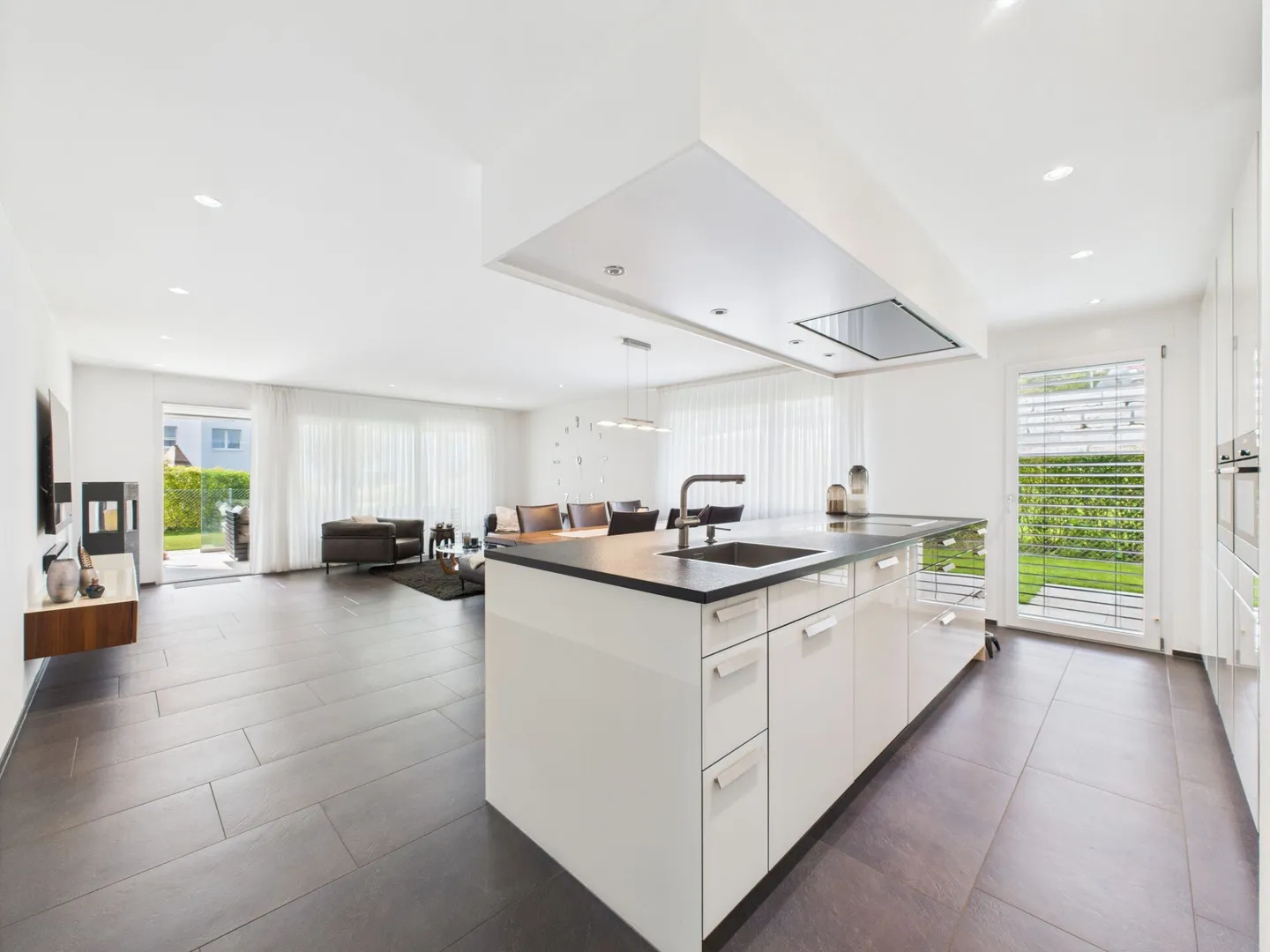 HAUT NIVEAU DE CONSTRUCTION AVEC GRAND ESPACE DE SEJOUR DANS LE JARDIN ! - Photo 5 sur 9