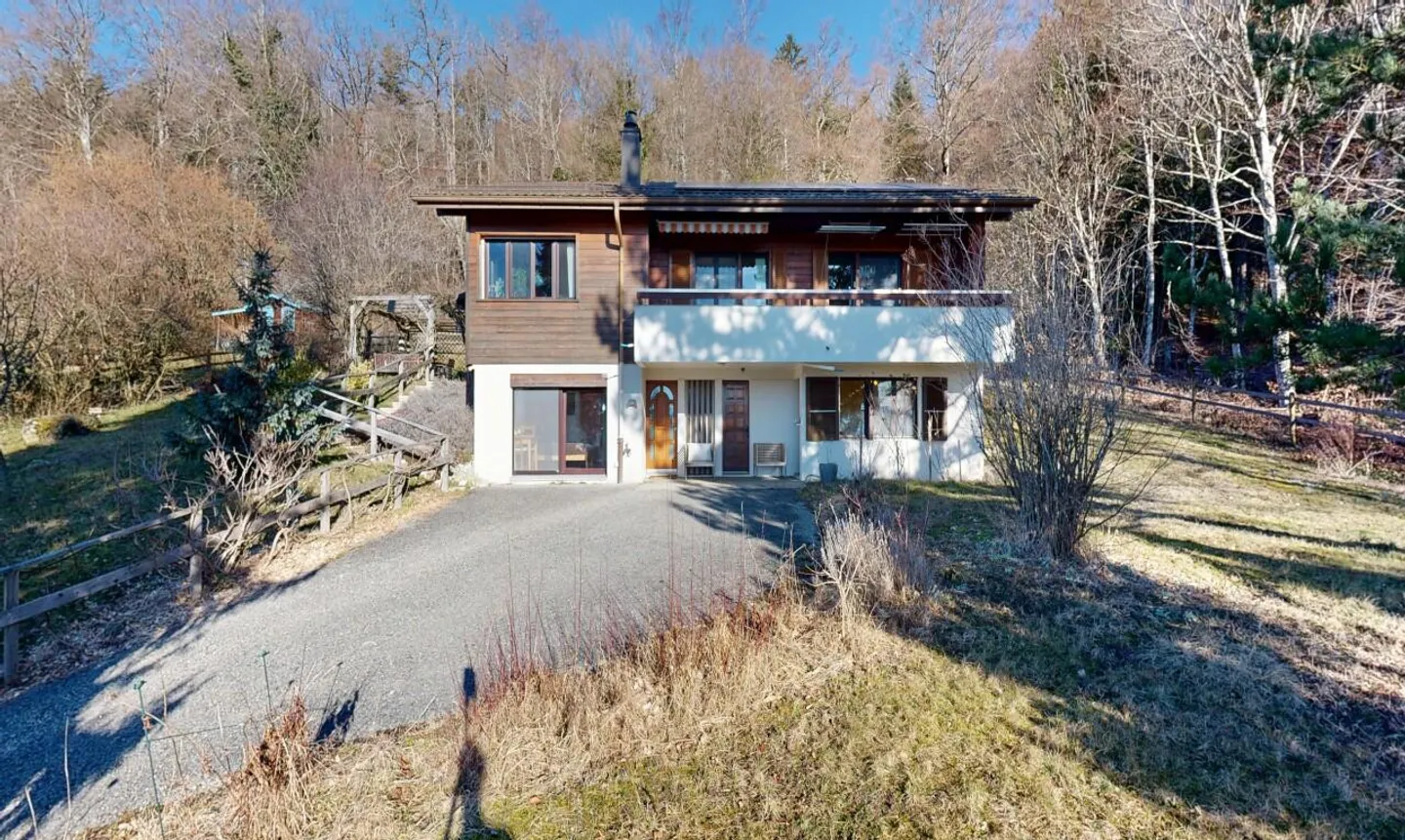 Large individual house nestled in a green setting - Photo 2 of 13