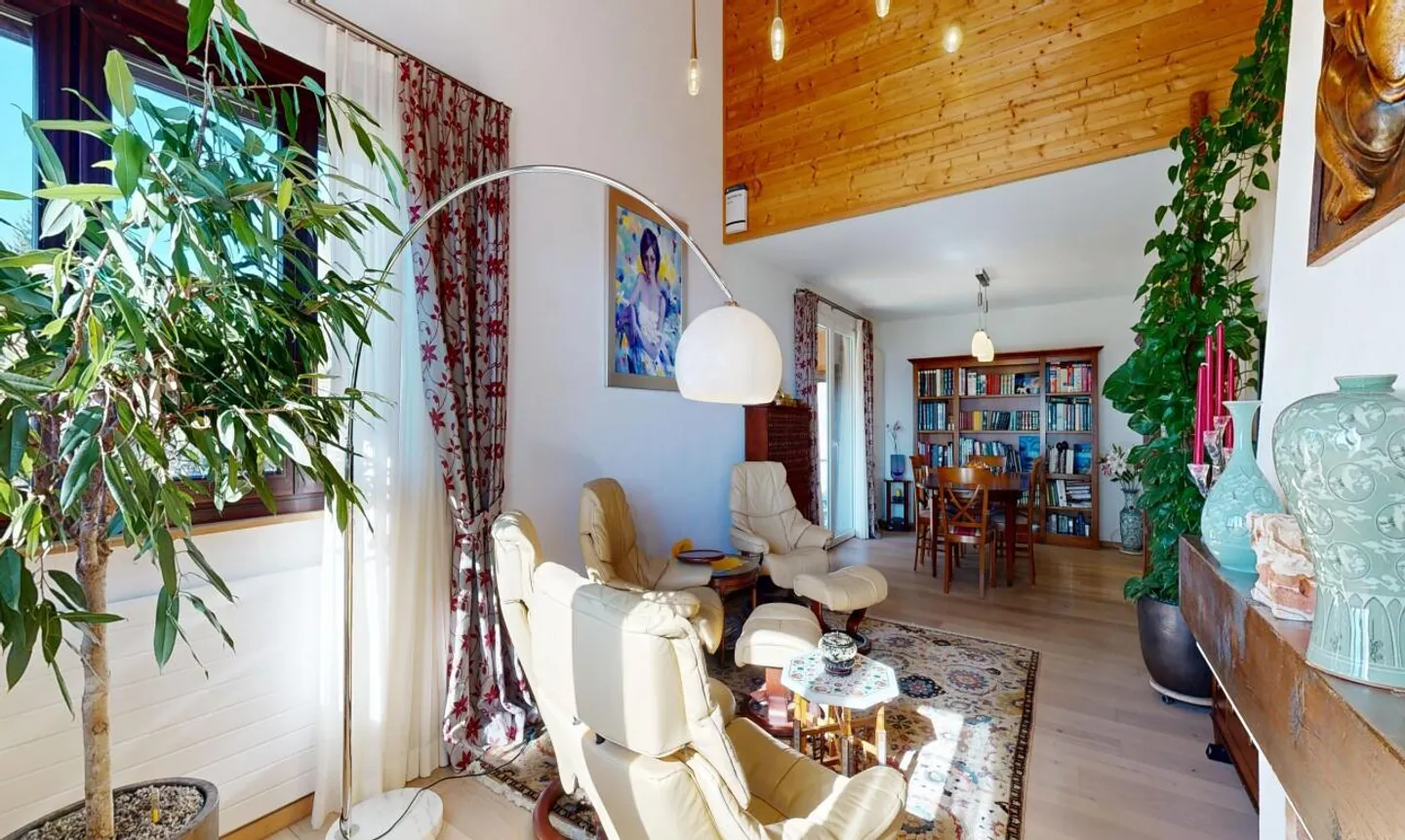 Large individual house nestled in a green setting - Photo 4 of 13