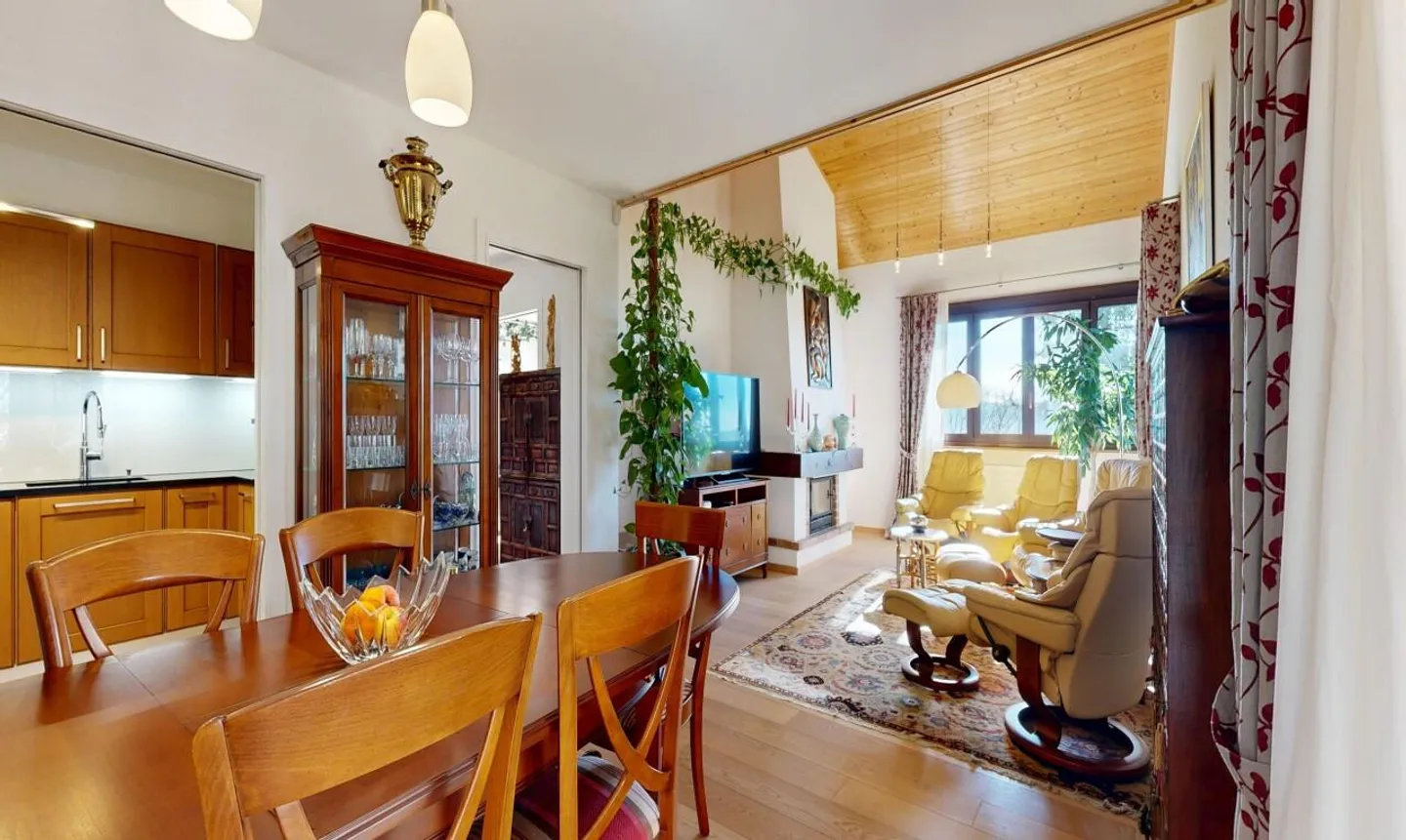 Large individual house nestled in a green setting - Photo 5 of 13