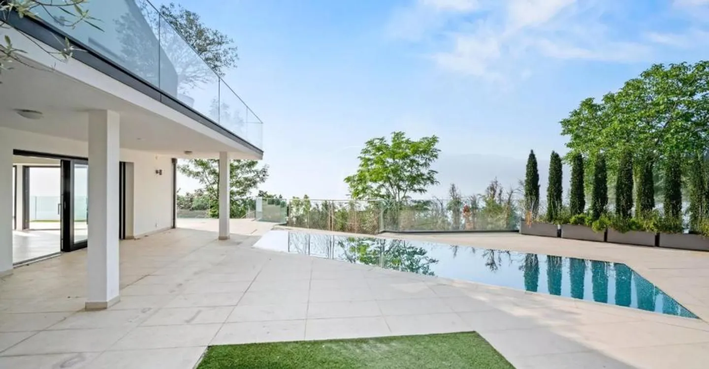 A breathtaking view over the heights of Chardonne with pool - Photo 6 of 10